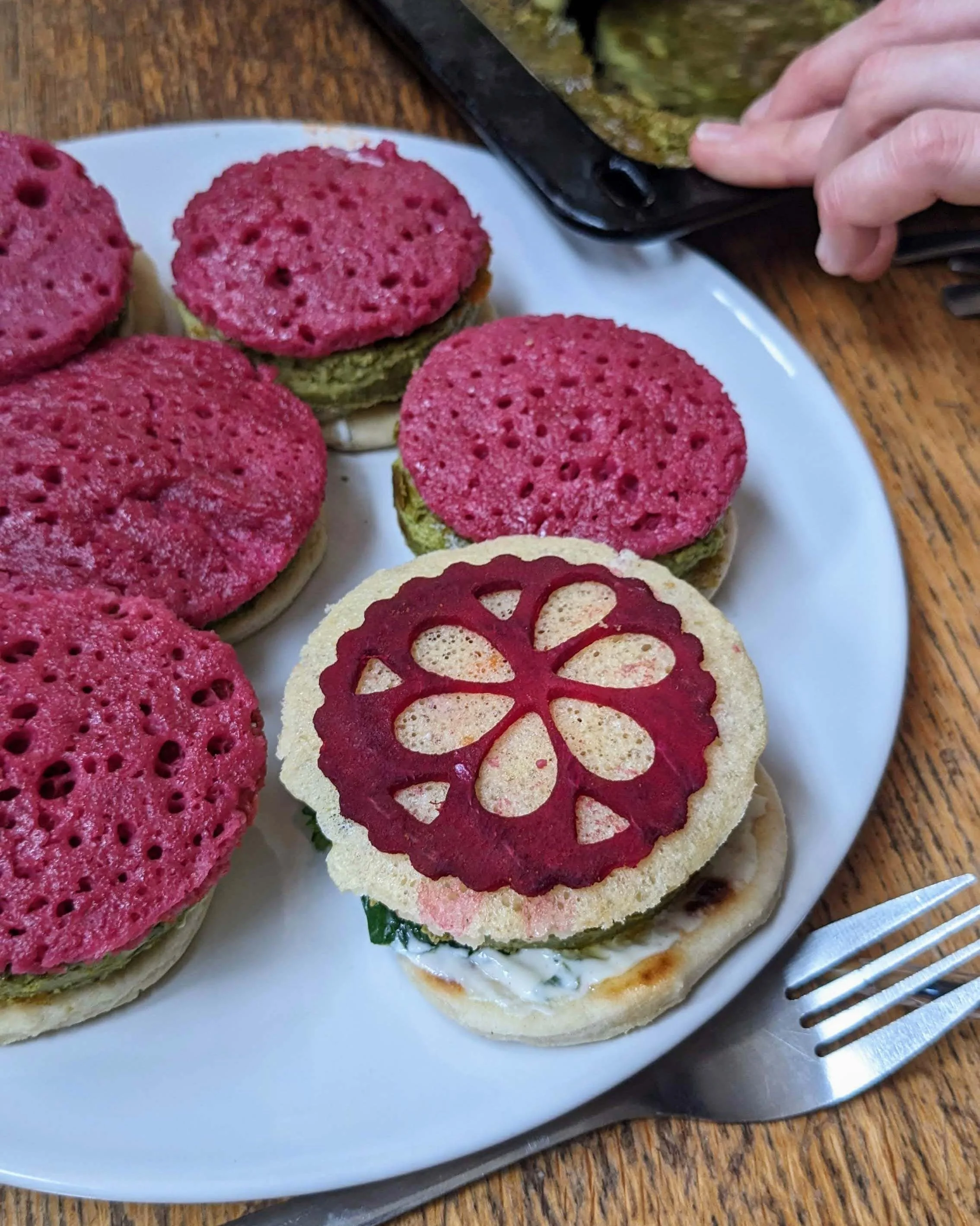 Le Chiche Burger, une création culinaire collective mêlant dentelle de betterave, crêpe mille-trous et saveurs multiculturelles.