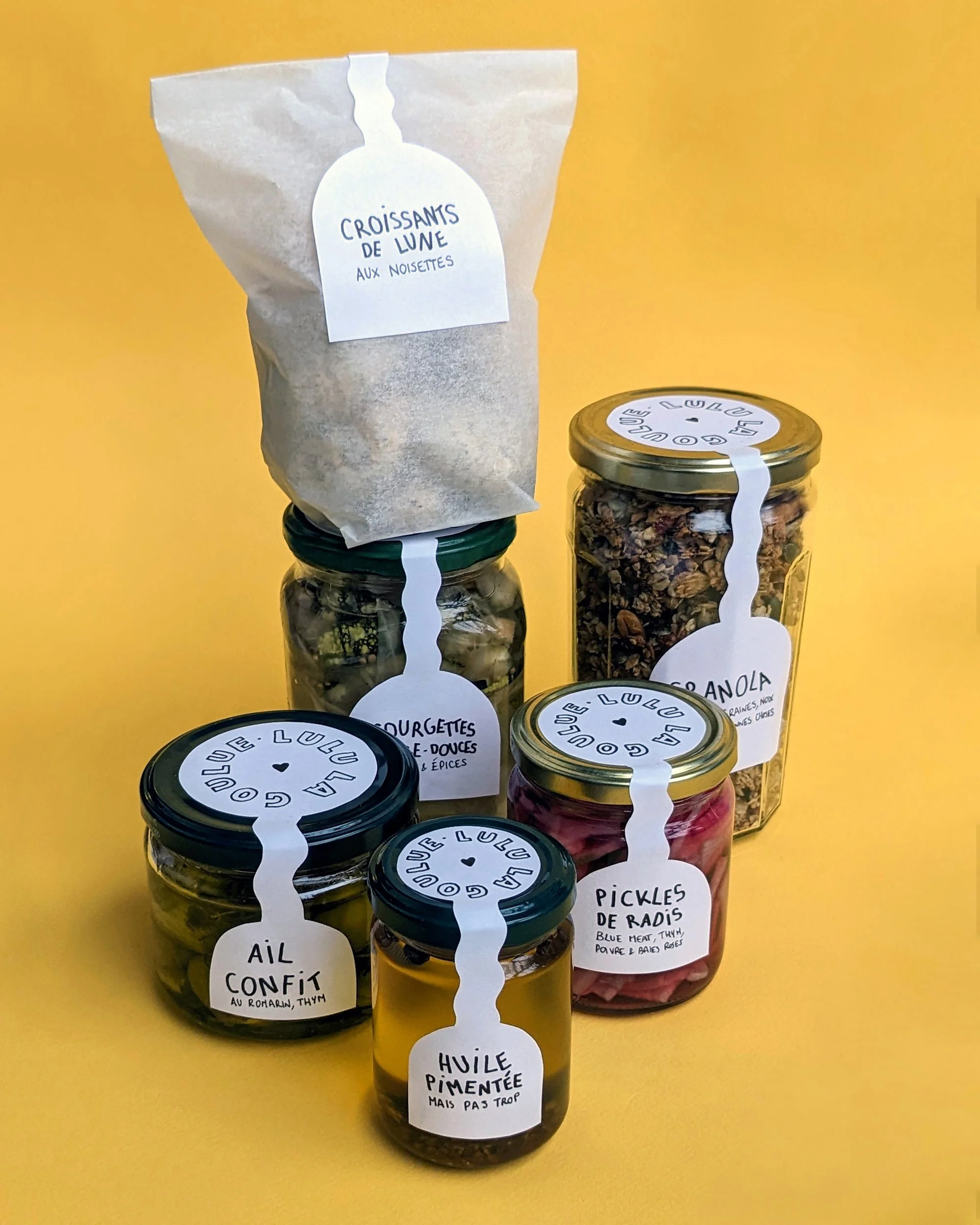 Gamme de produits d'épicerie fine avec étiquettes illustrées à la main par Lucie Leforestier.