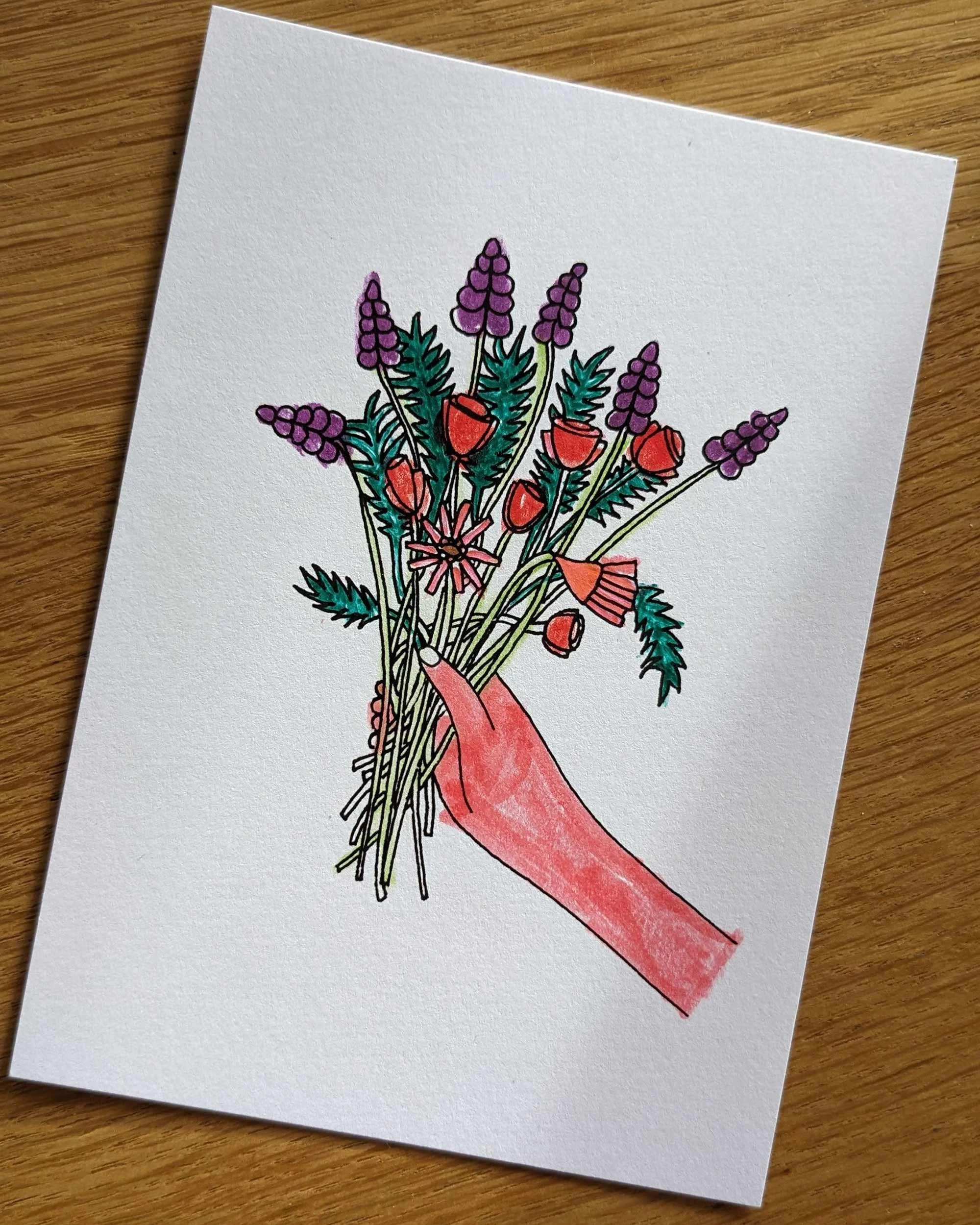 Carte postale coloriée aux feutres par un enfant, représentant un bouquet de fleurs dans une main