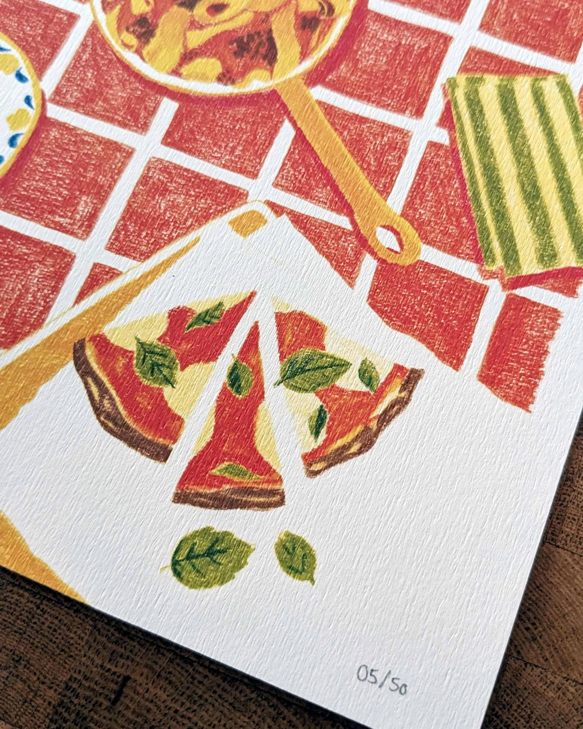 Affiche de décoration cuisine encadrée représentant une tablée conviviale italienne, couleurs chaudes rouge, dessin au crayon : détail des parts de pizza.