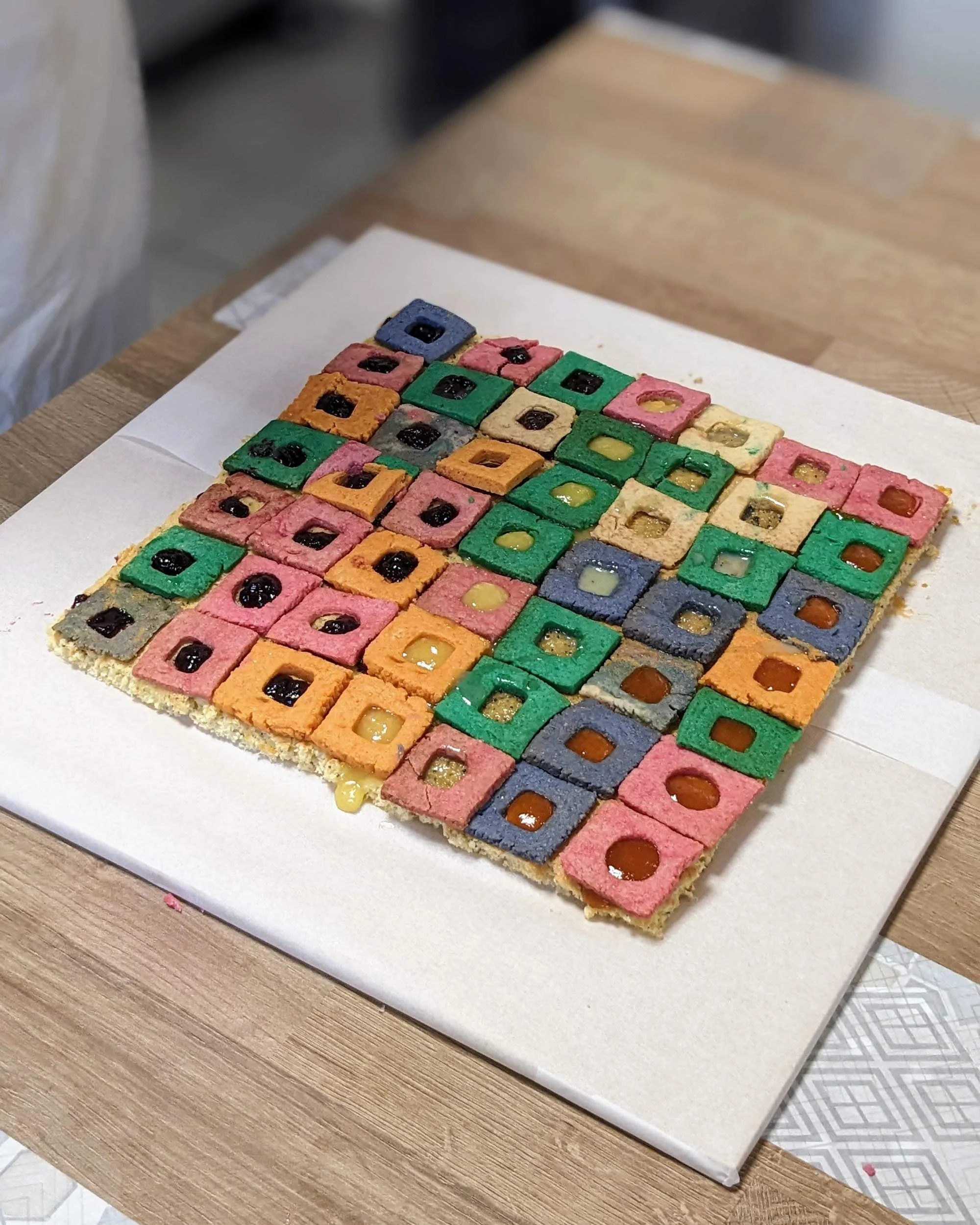 Vue d'ensemble de l'œuvre d'art comestible finale inspirée par Vasarely : géométrie, couleurs et textures.