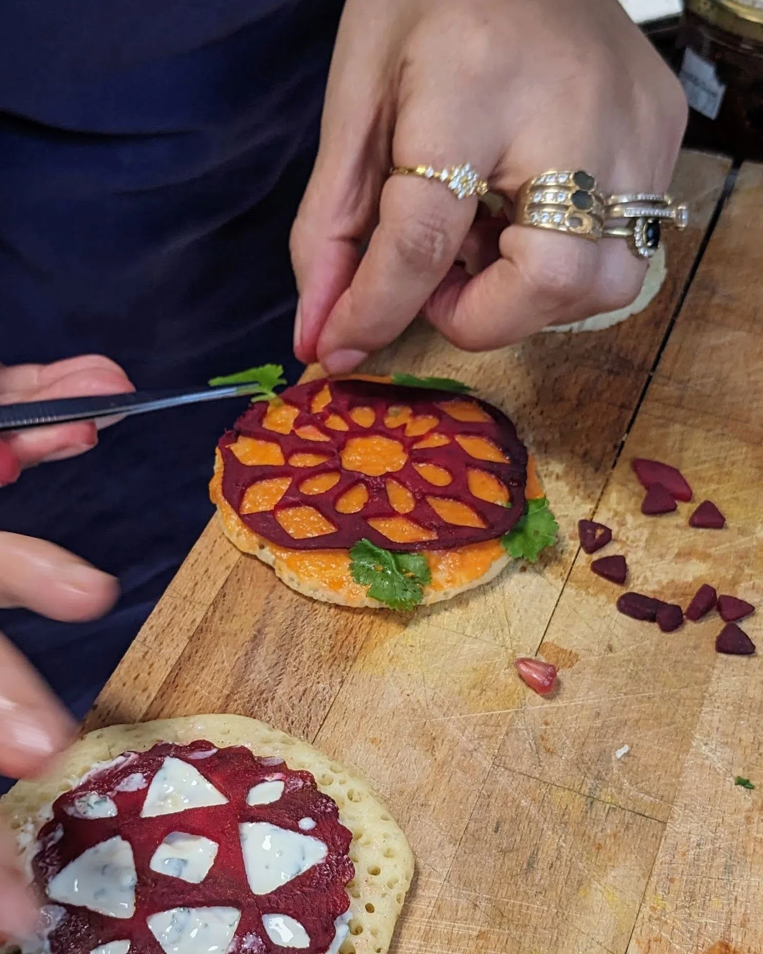 Gros plan sur le contraste de textures entre une crêpe souple et une fine dentelle de betterave sculptée.