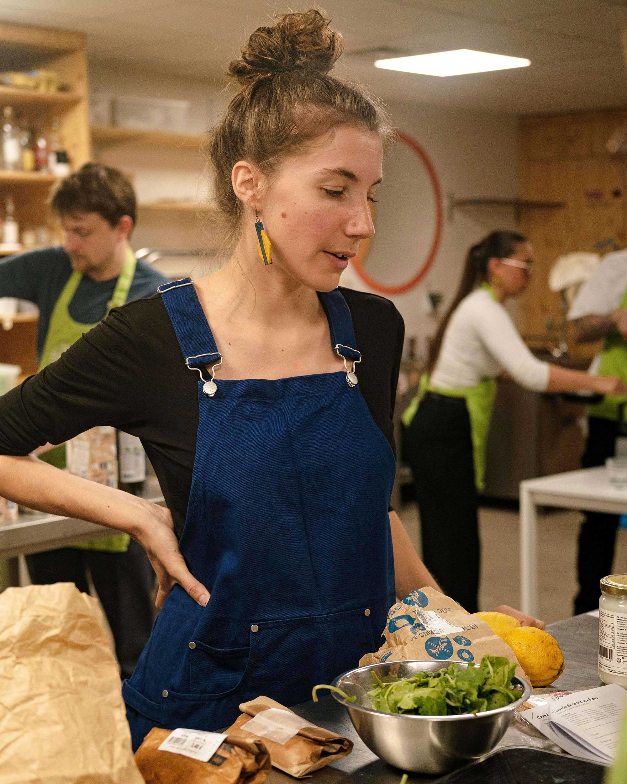 Lucie Leforestier, designer culinaire à Lille, animant l'atelier "Apéro de demain" pour la Communauté Écotable.