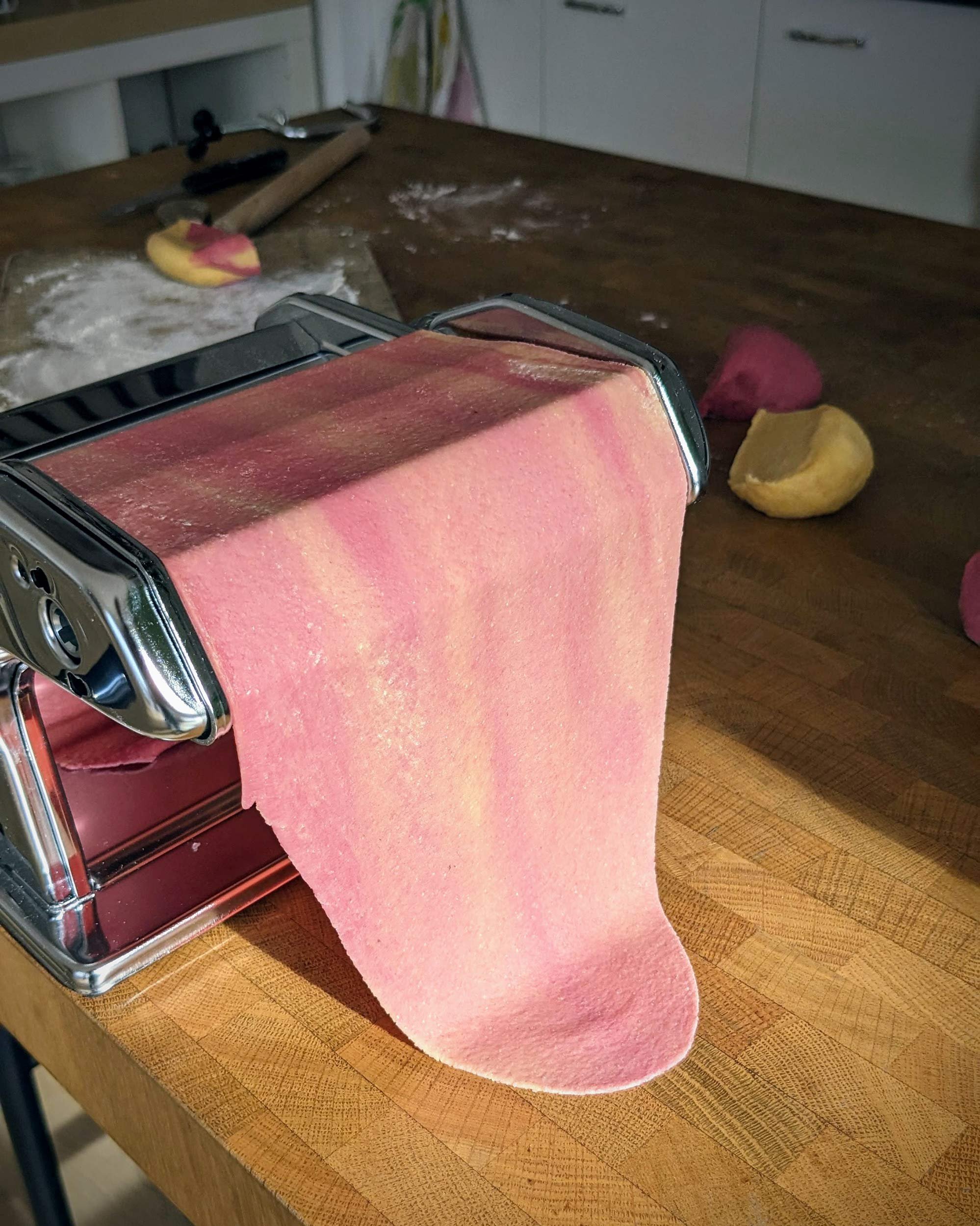 Création d'un dégradé de couleur naturel du rose au jaune dans un laminoir à pâtes.
