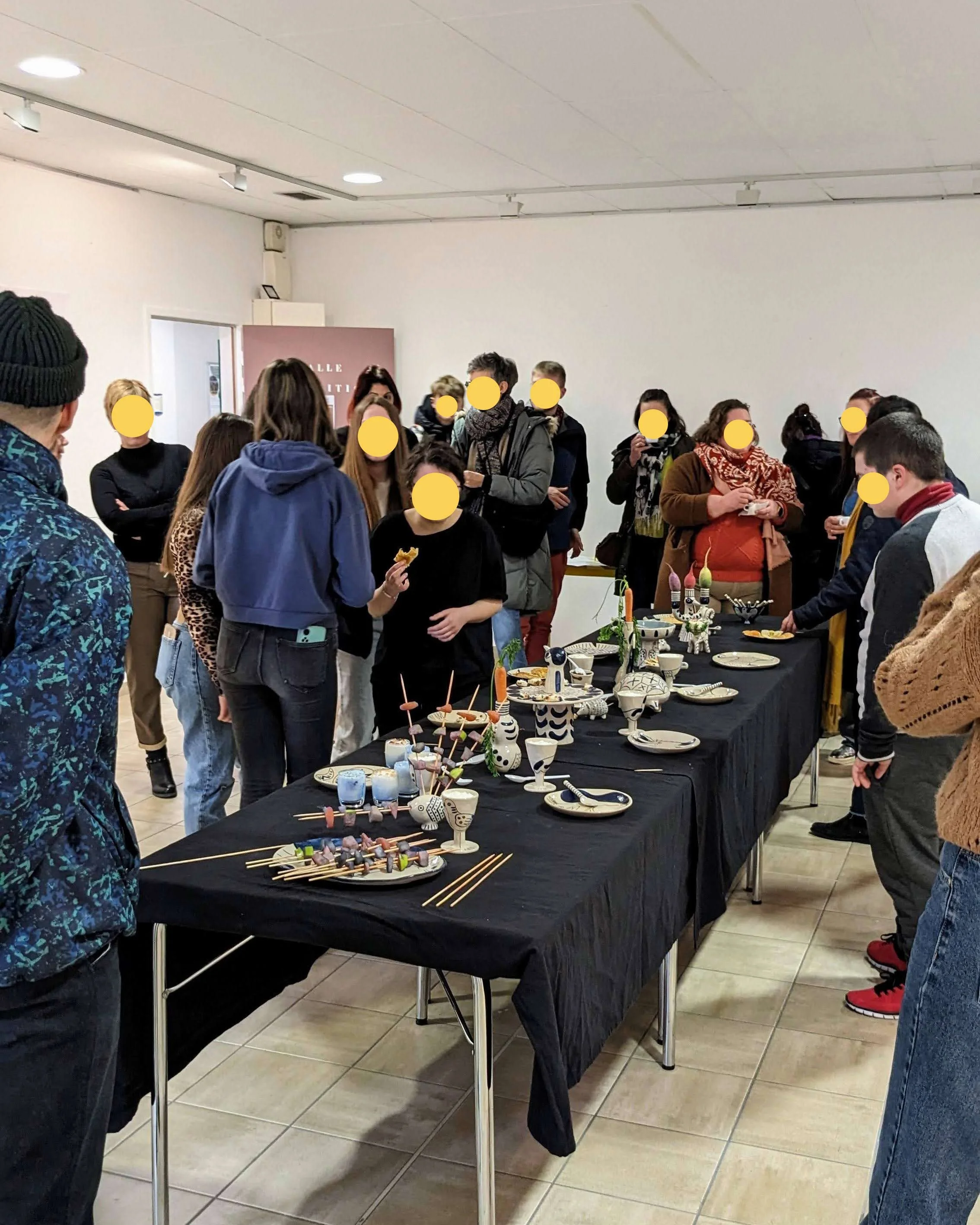 Moment de dégustation collective au restaurant d'application, réunissant les élèves et les invités autour des créations.