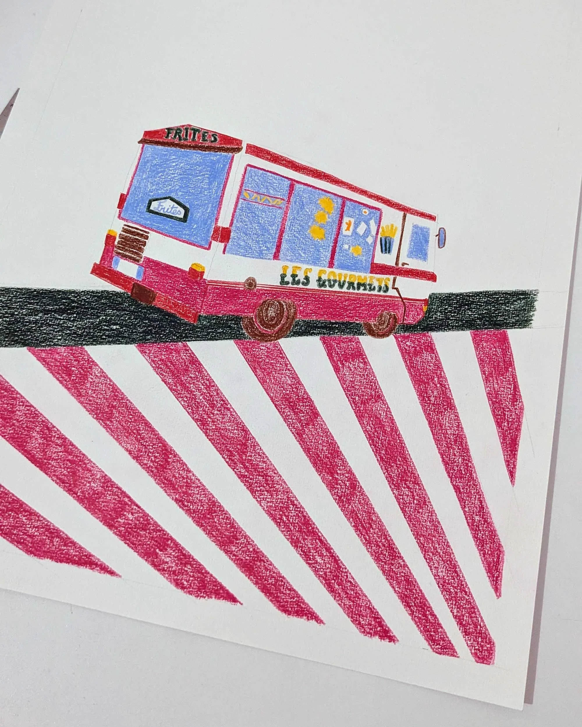 Processus créatif, dessin en cours aux crayons de couleurs d'un camion à frites avec un fond à rayures roses