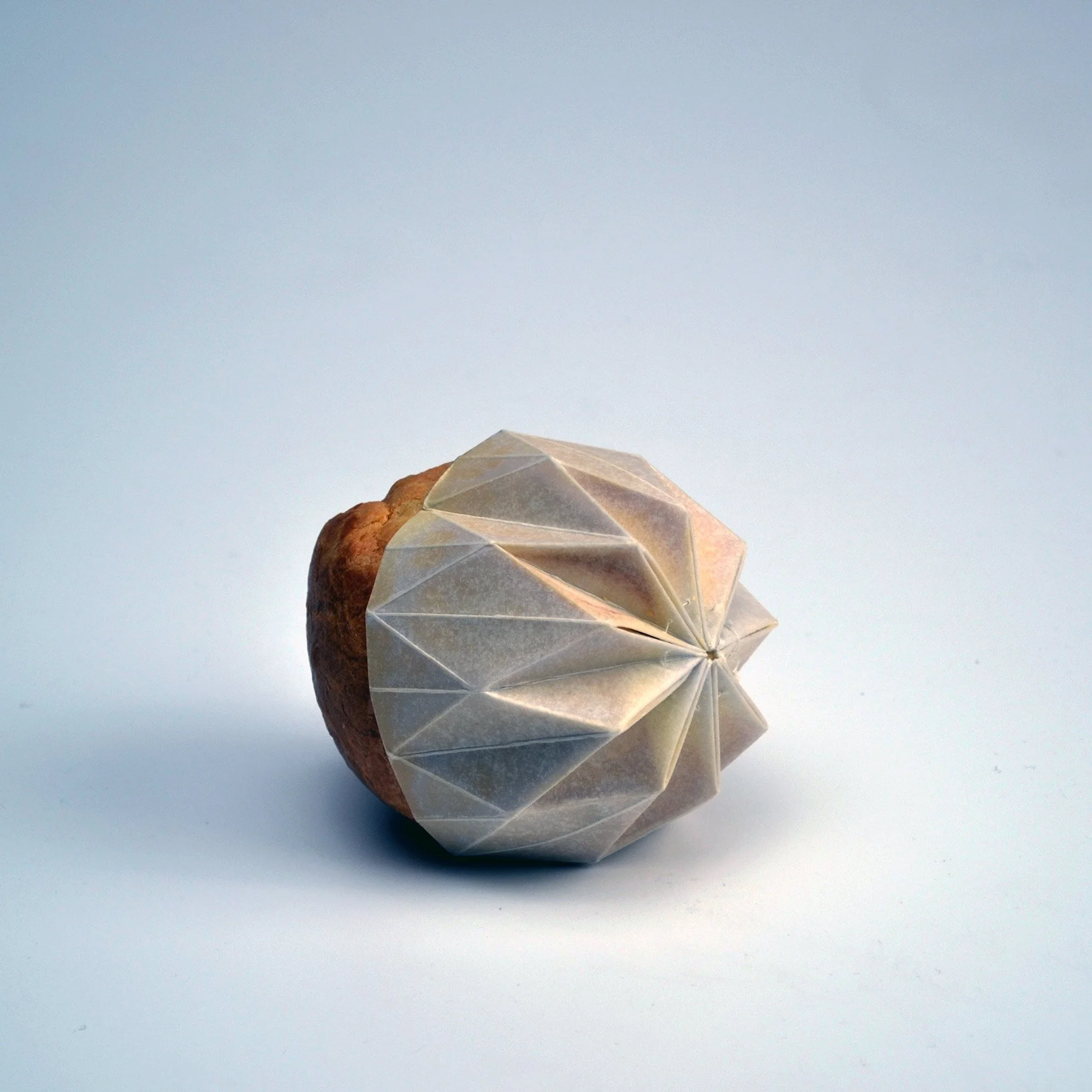 Vue rapprochée des lignes de pliage du moule en papier format petit.