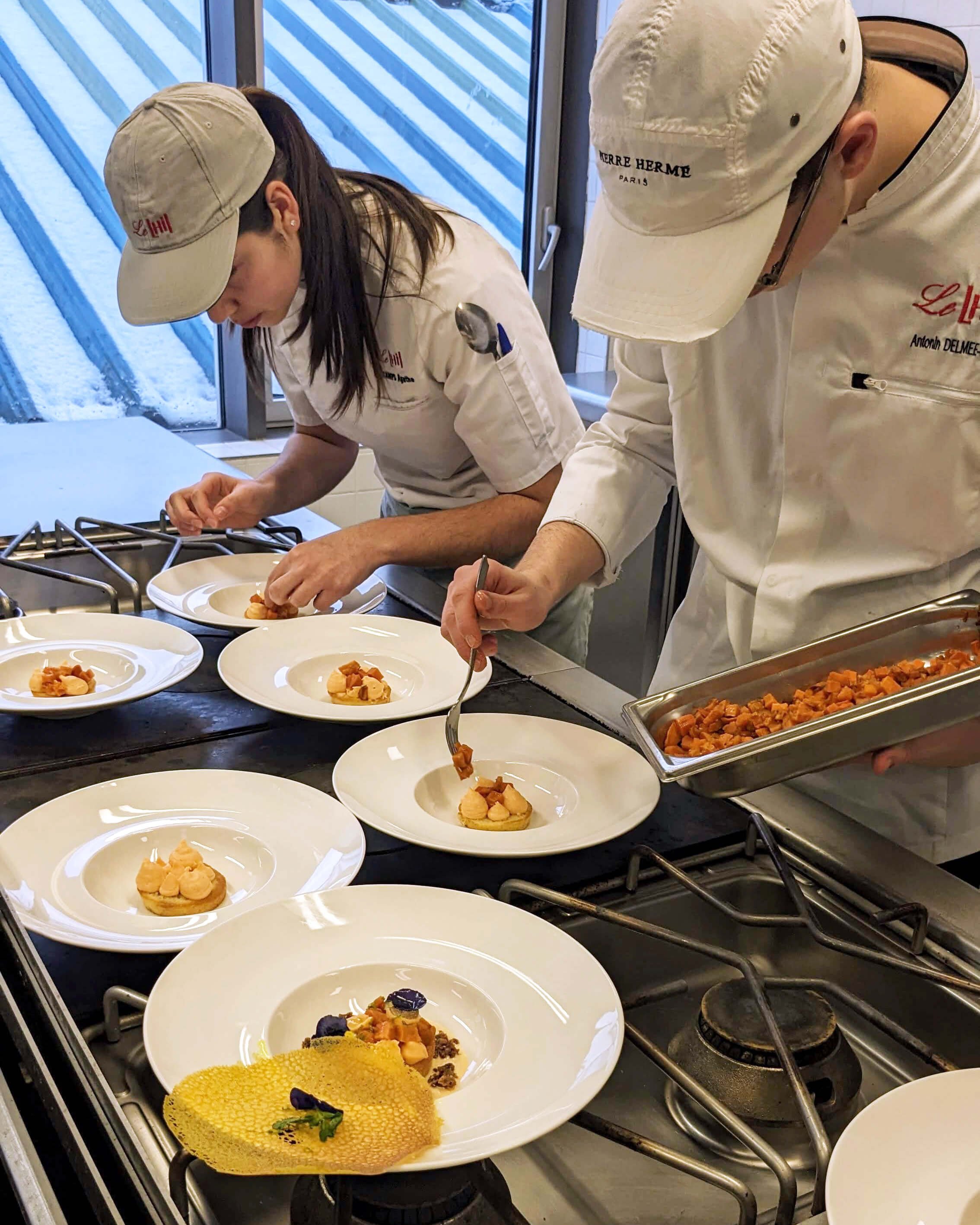 Réalisation d'un dessert autour de la patate douce par les élèves lors du workshop de design culinaire.