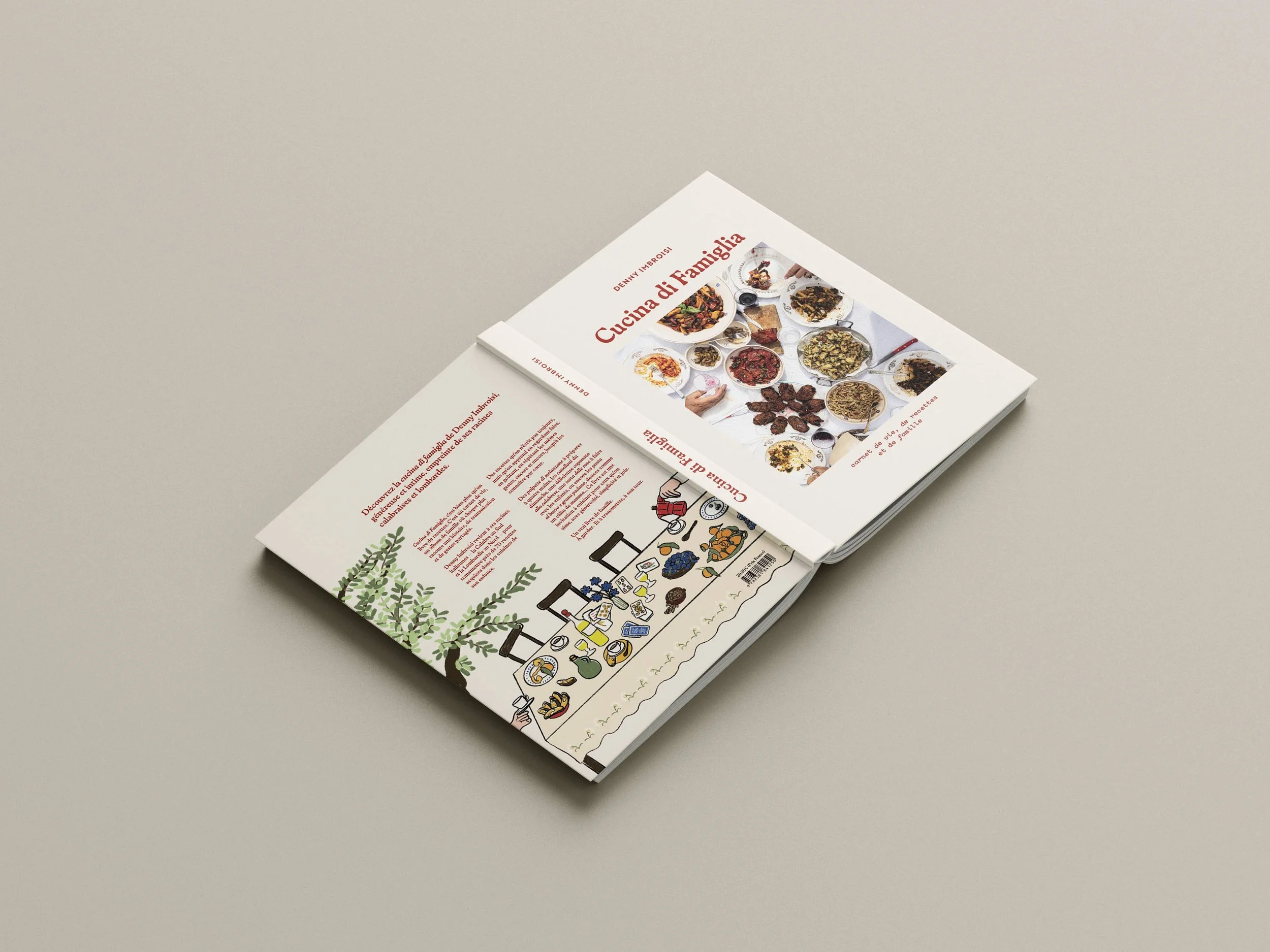 Mockup du livre Cucina di Famiglia ouvert montrant l'illustration de la 4e de couverture avec une table conviviale italienne par Lucie Leforestier.