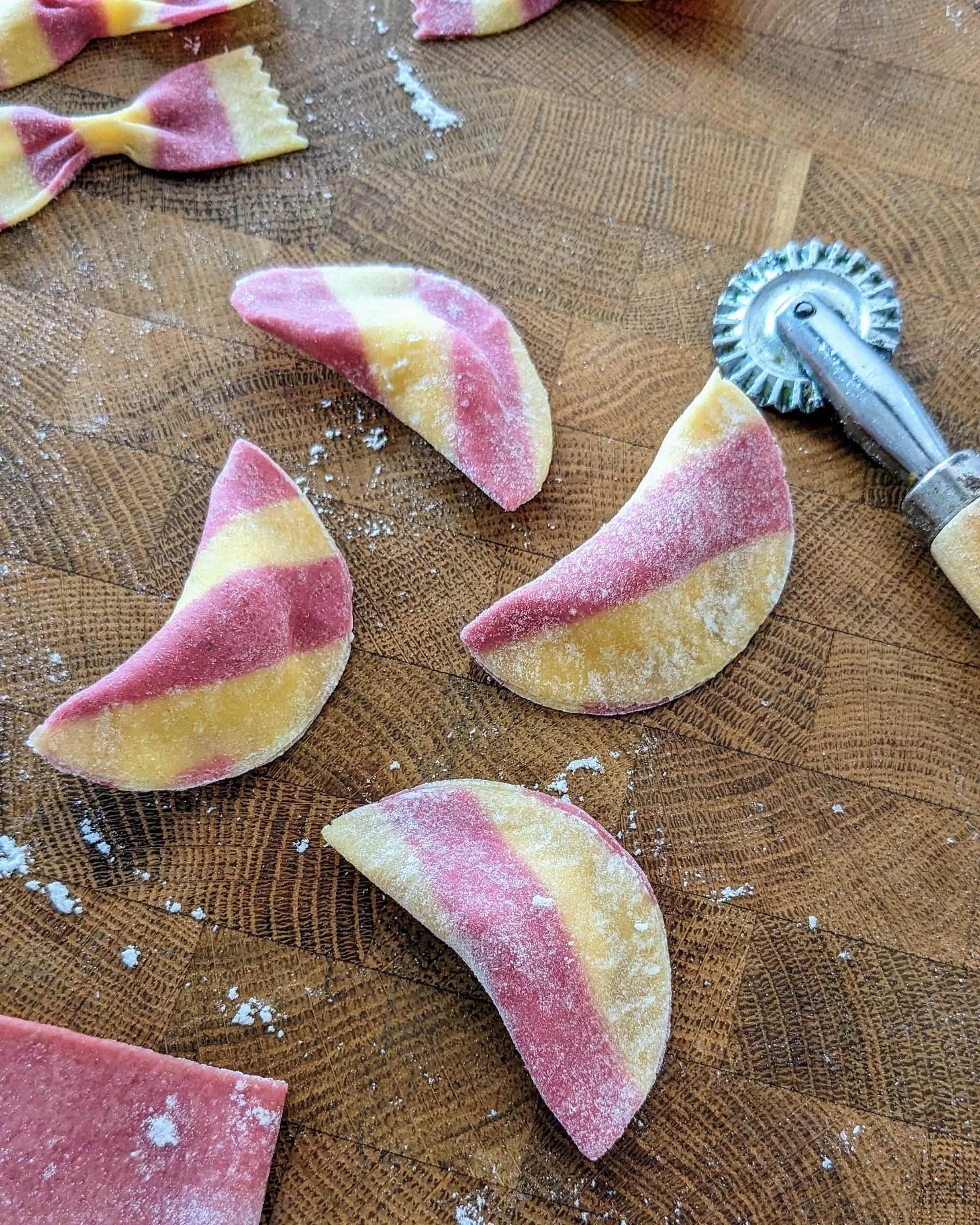 Raviolis faits main aux rayures graphiques roses et jaunes avec un emporte-pièce dentelé.