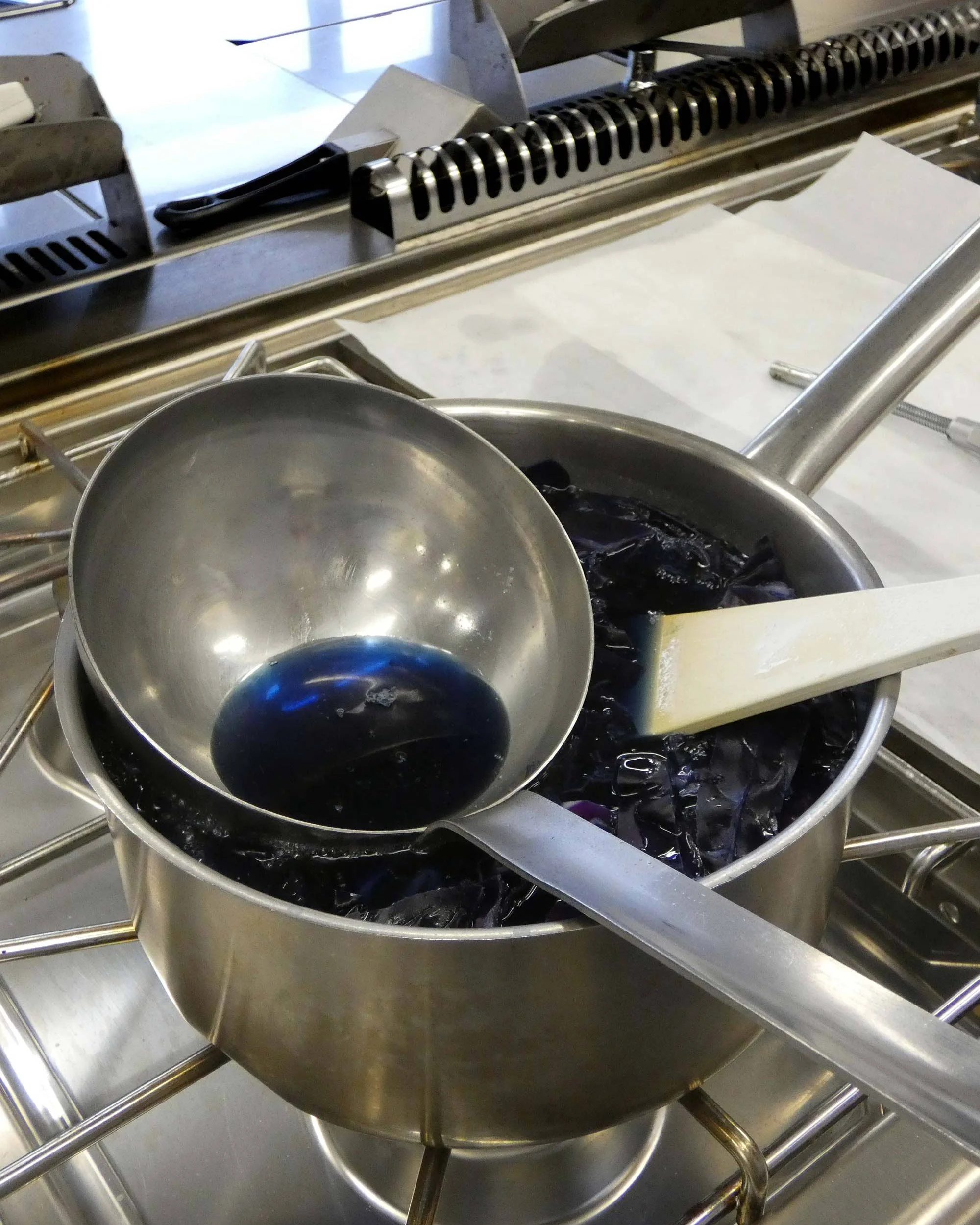 Préparation d'un colorant alimentaire naturel à base de chou rouge pour teinter les ingrédients en bleu.