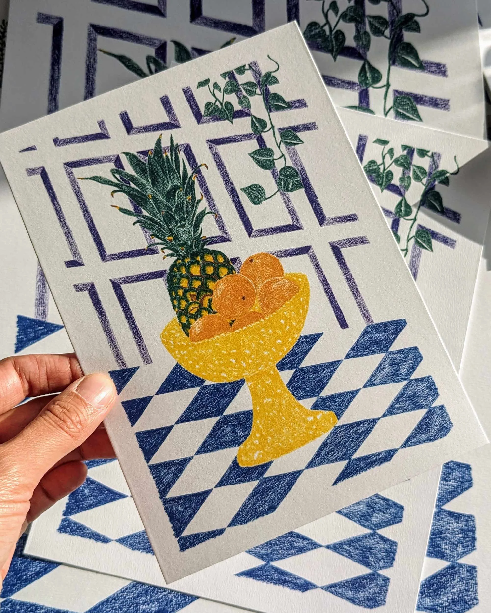 Affiche de décoration cuisine représentant une coupe à fruits dont un ananas, couleurs chaudes jaune, bleu et violet, dessin au crayon.
