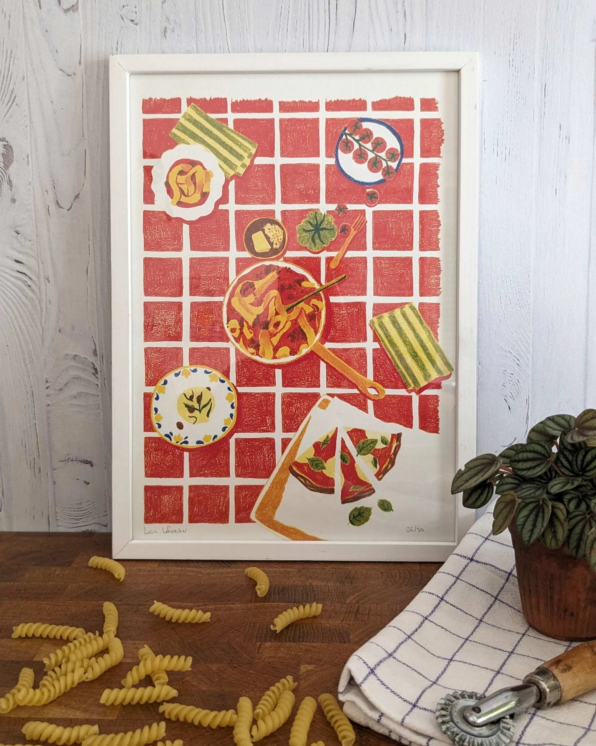 Affiche de décoration cuisine encadrée représentant une tablée conviviale italienne, couleurs chaudes rouge, dessin au crayon.