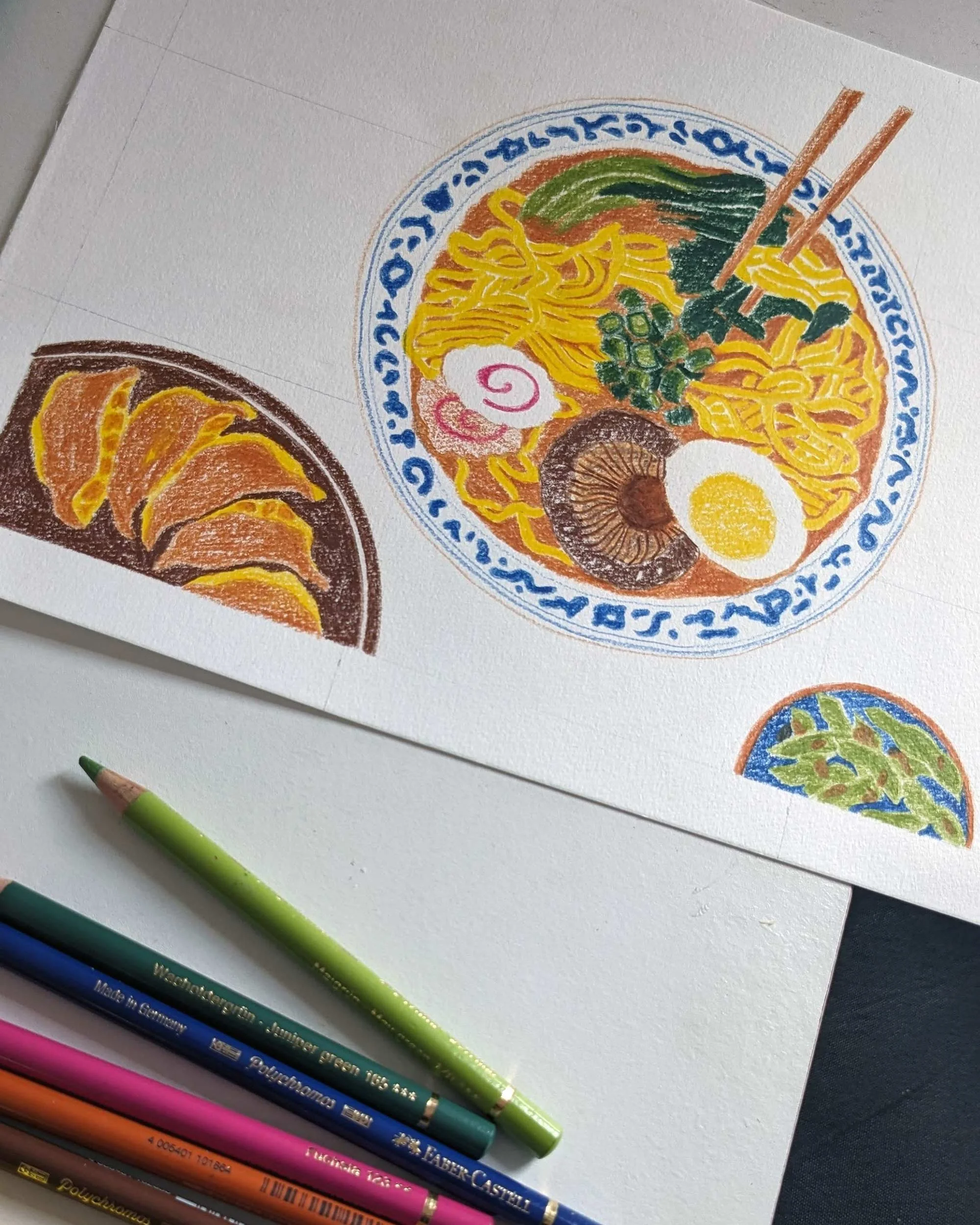 Dessin en cours d'un bol de ramen par Lucie Leforestier aux crayons de couleurs, table japonaise