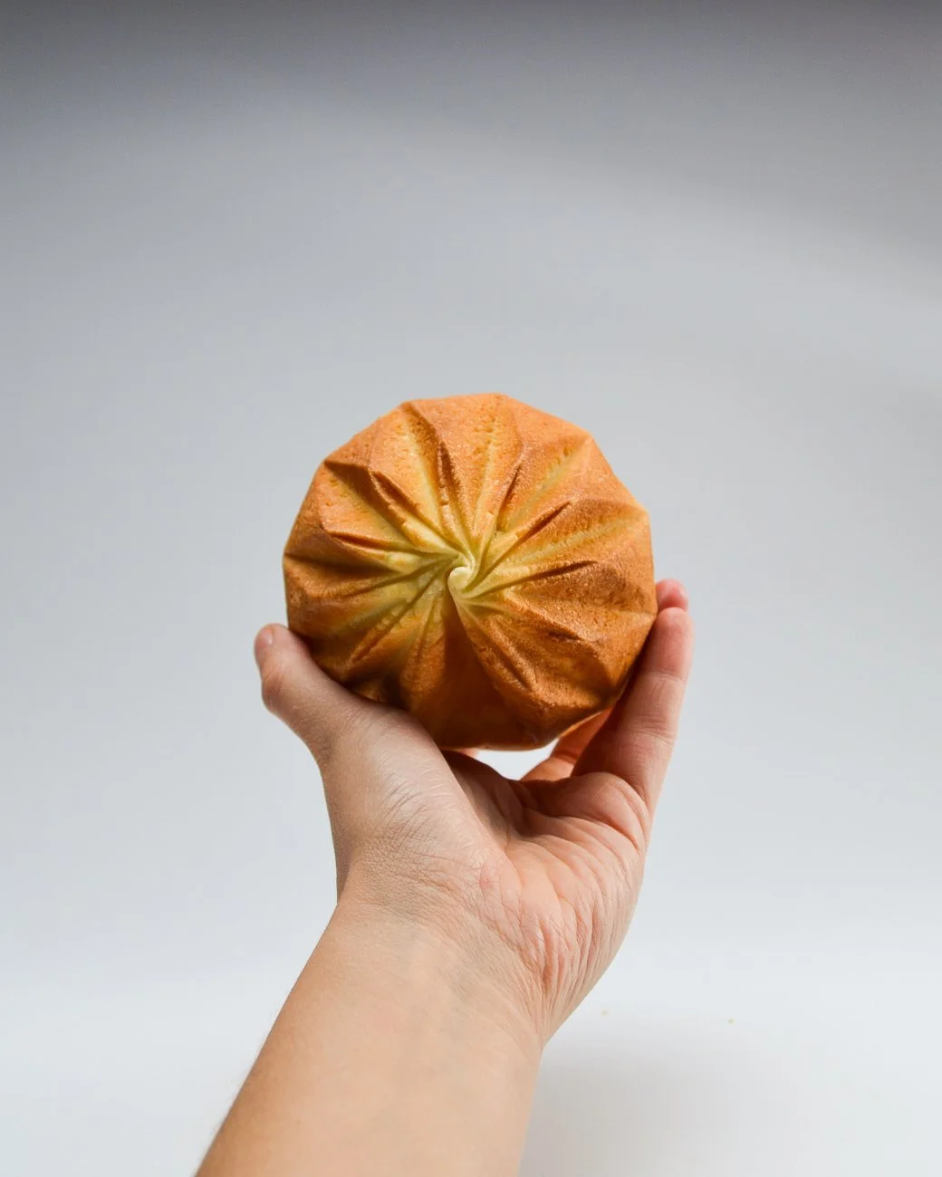 Brioche créative forme géométrique dans main