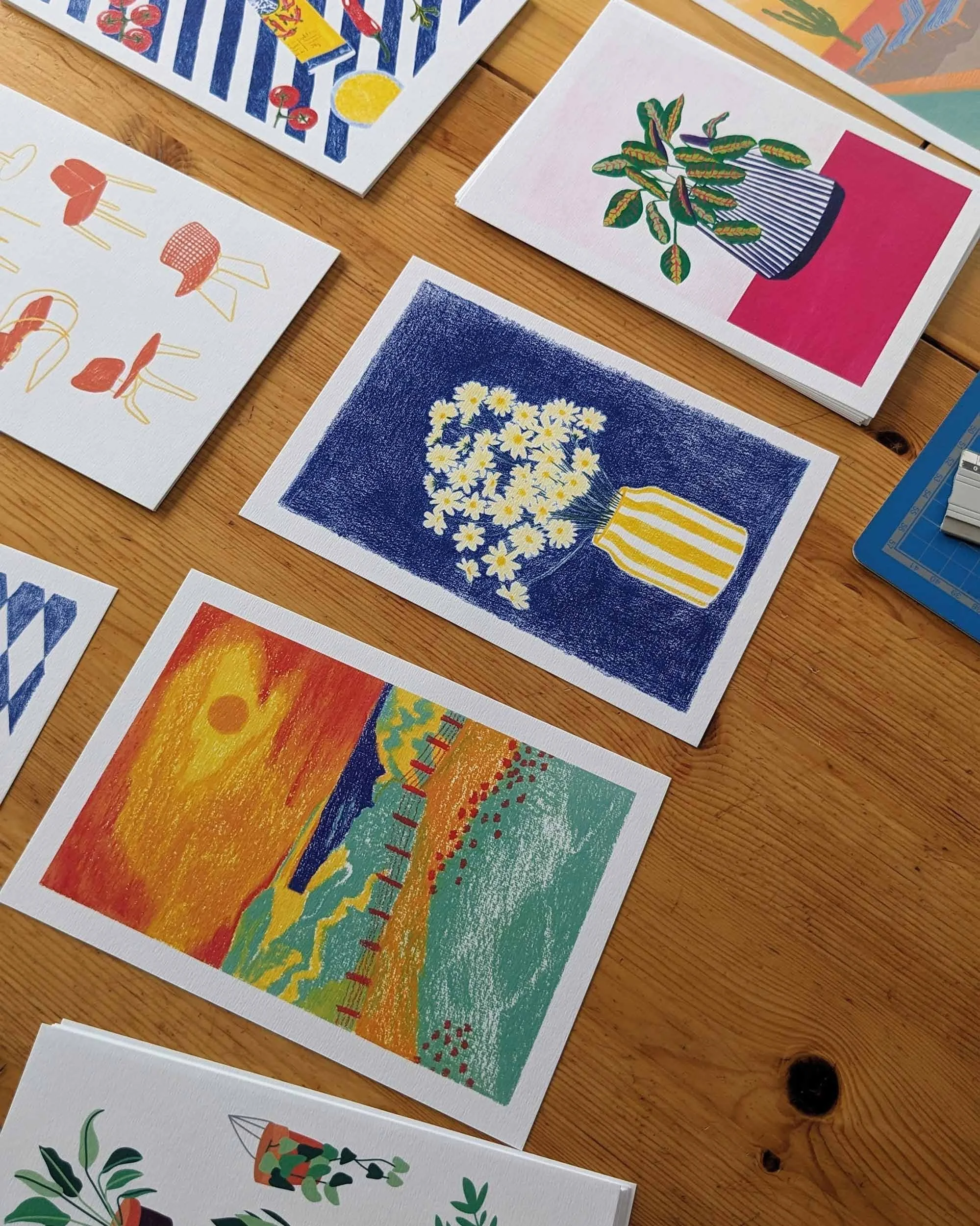 Ensemble d'illustrations colorées de Lucie Leforestier représentant un coucher de soleil sur la mer, des plantes, et autres