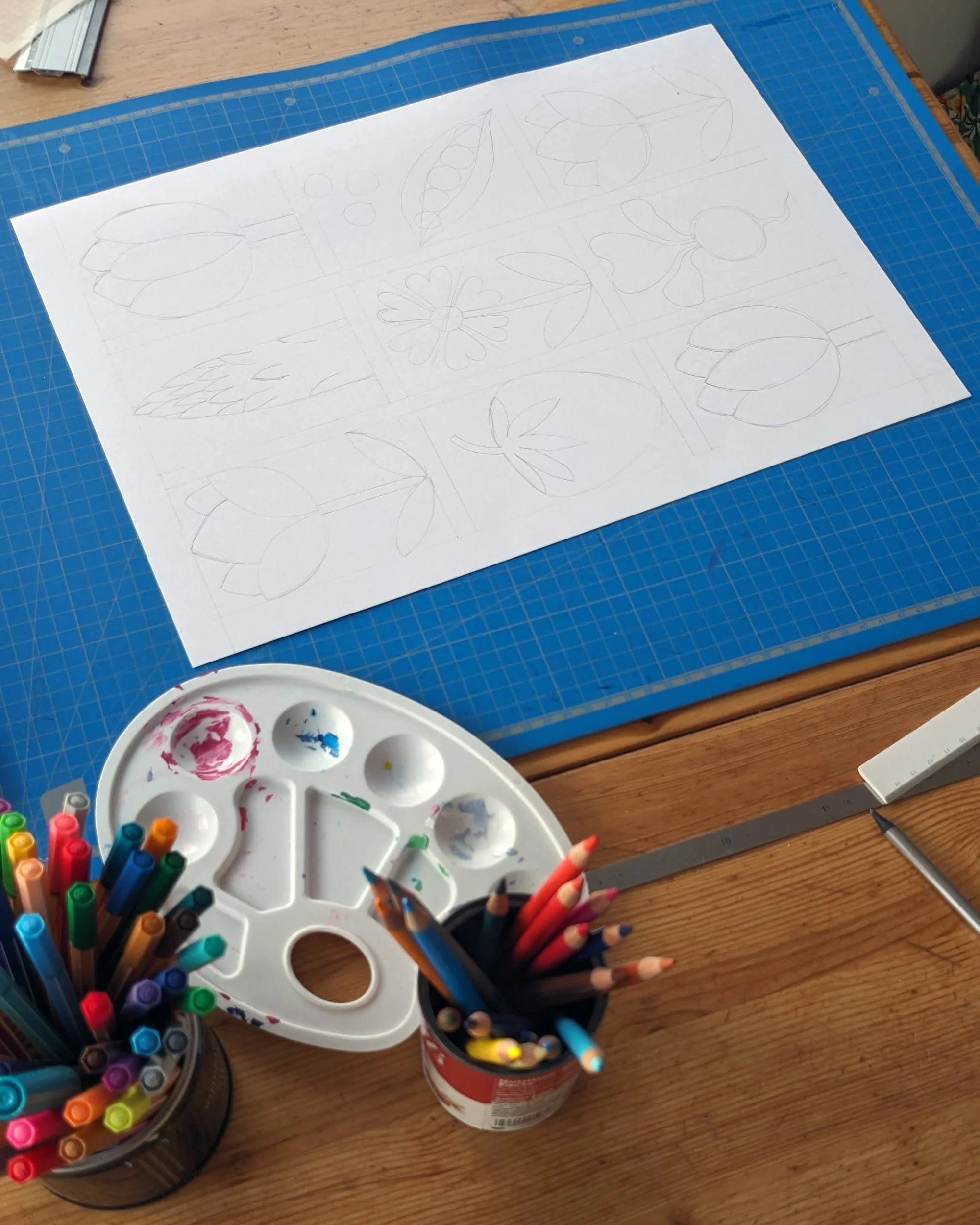 Vue du dessus du processus créatif de dessin au crayon à papier de printemps par Lucie Leforestier avant de peindre