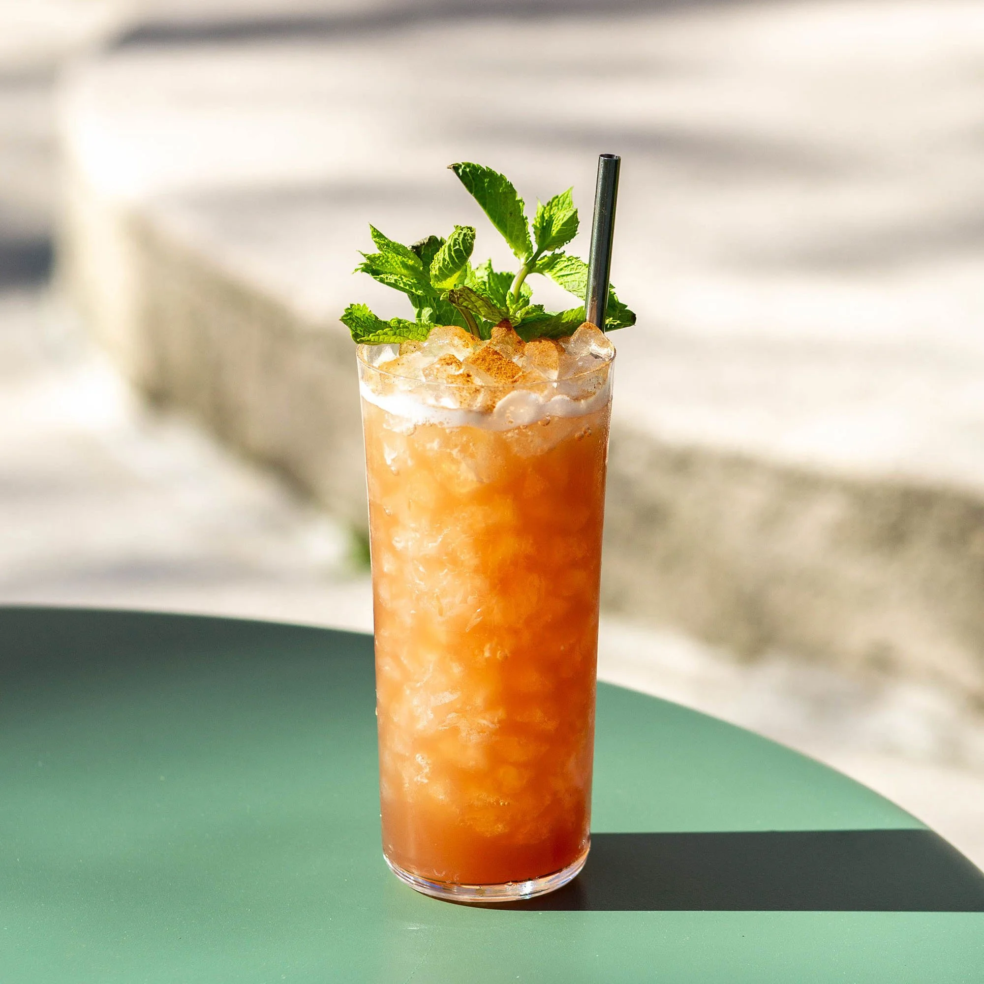 Photographie d'un cocktail highball à la menthe jouant sur les ombres portées et la lumière naturelle.