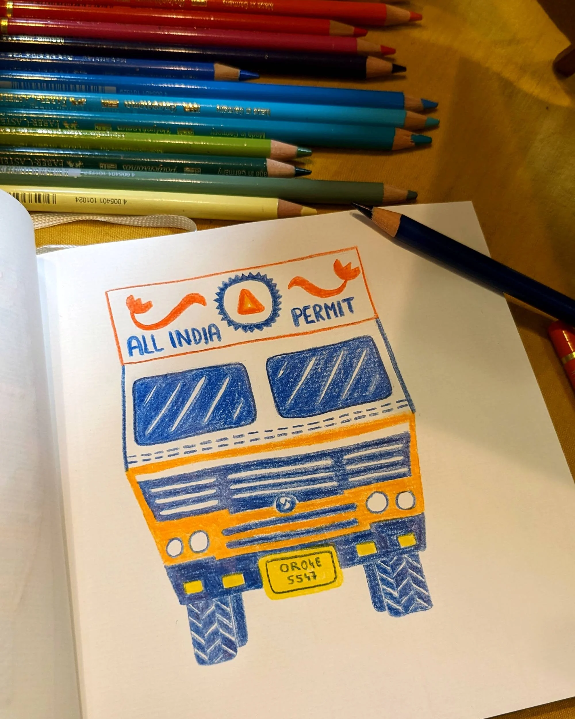 Dessin dans un carnet au crayons de couleurs d'un camion indien par Lucie Leforestier