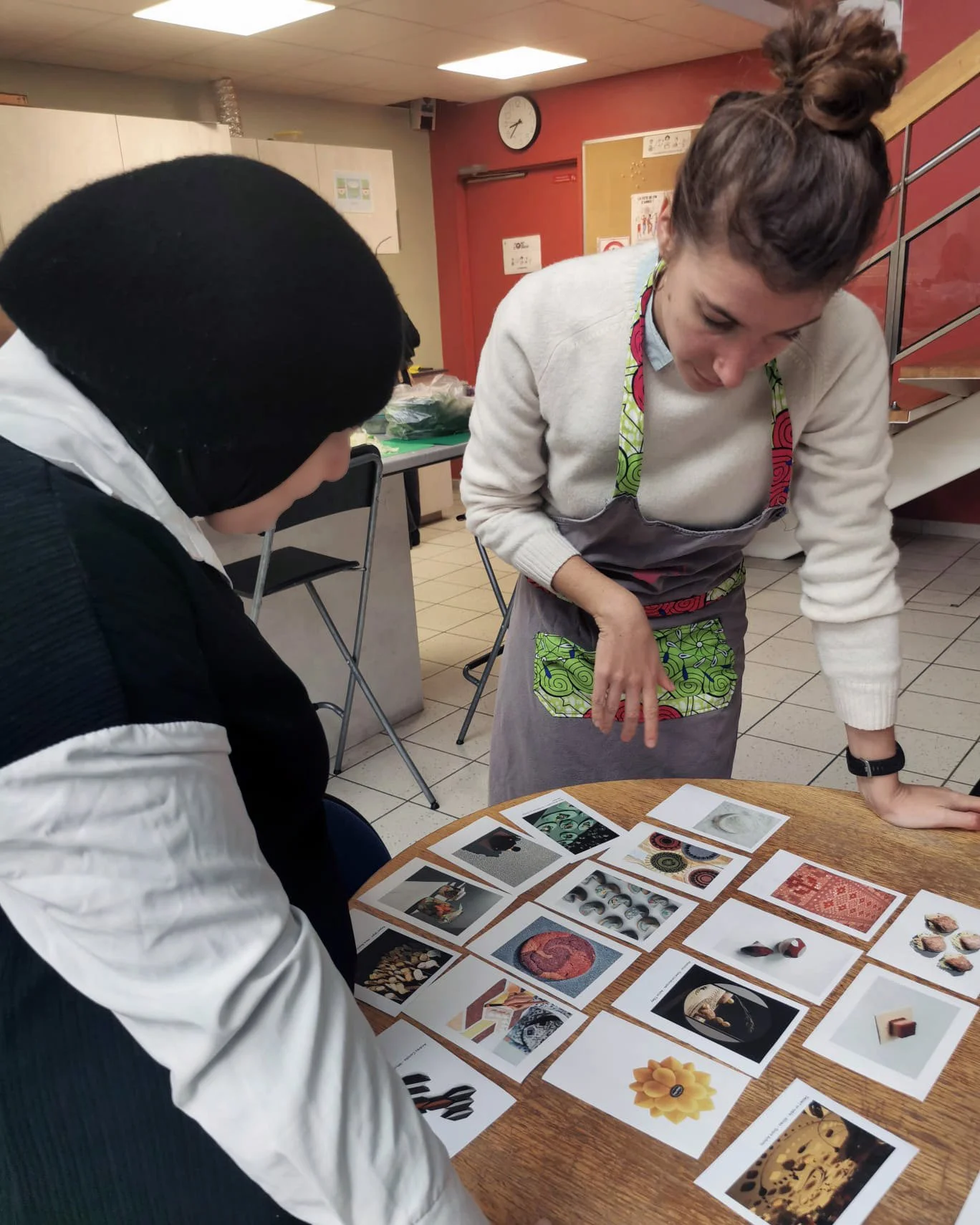 Lucie Leforestier accompagnant une participante dans sa réflexion créative au Tiers-Lieu Le Point Commun.