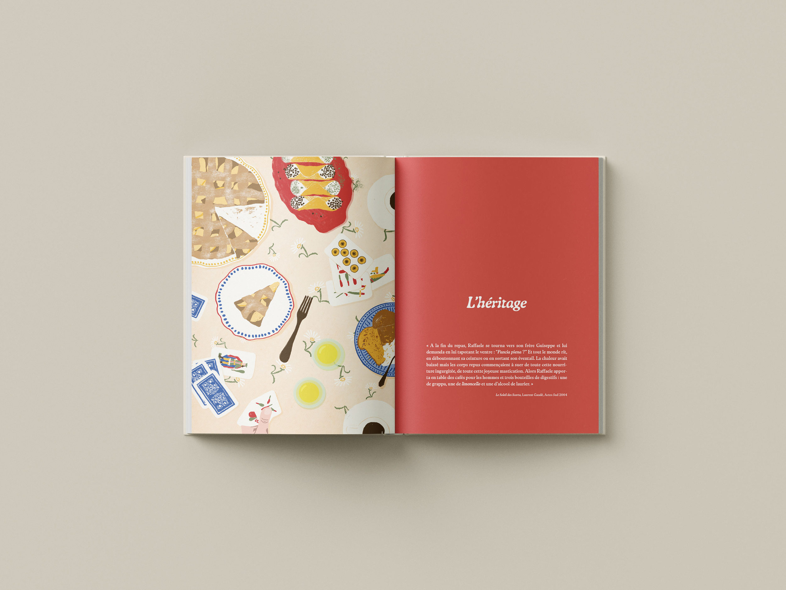 Ouverture du chapitre Héritage : illustration d'une tablée traditionnelle avec plats italiens et jeu de cartes Scopa.