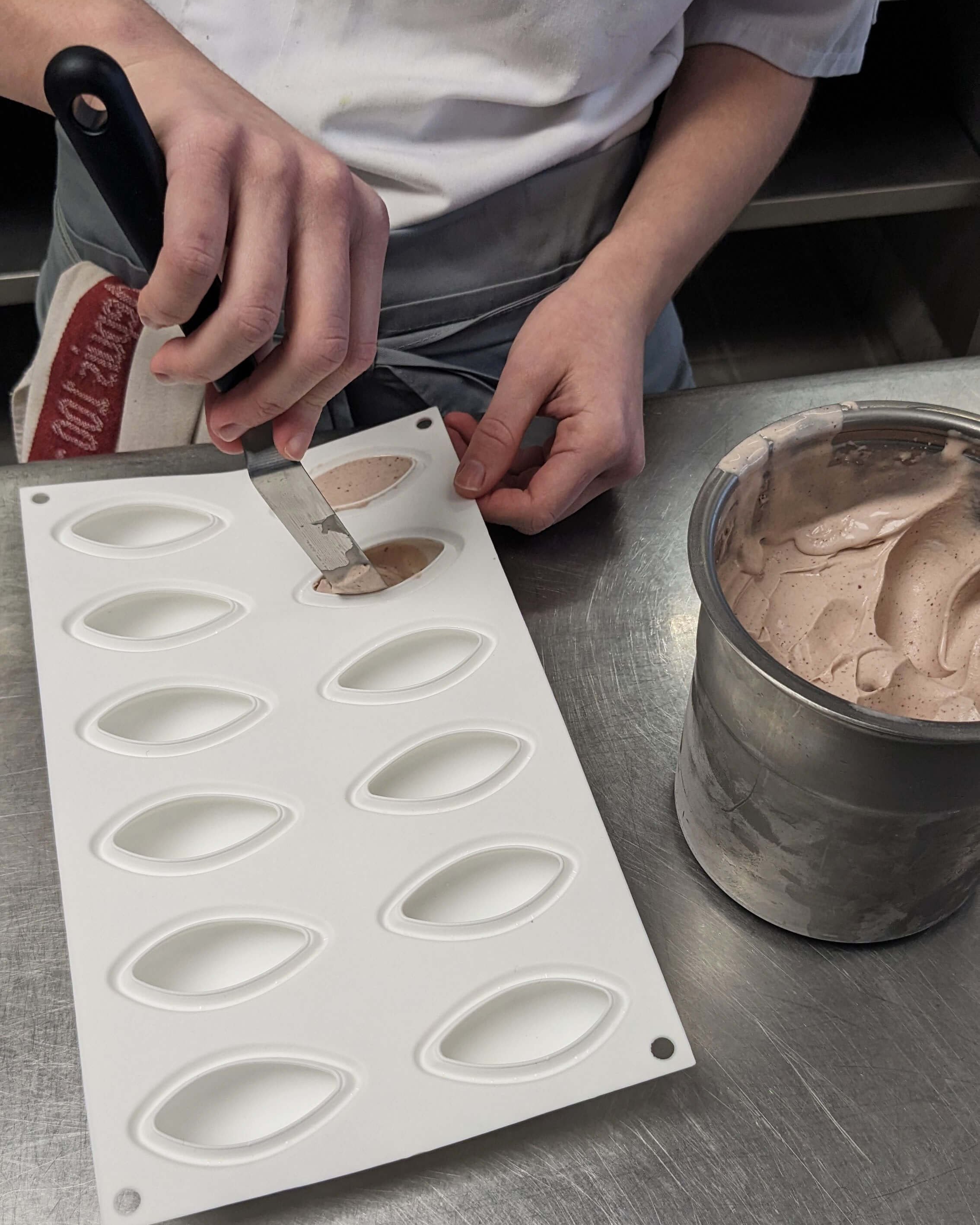 Réalisation d'une glace par les élèves du lycée hôtelier de lille pour un dessert au haricot