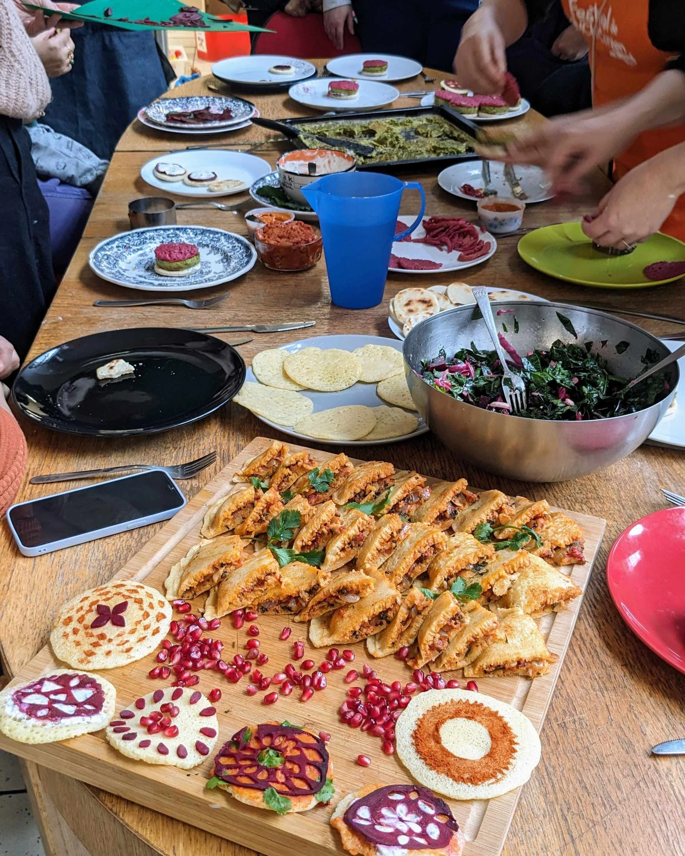 Moment de partage final réunissant les participantes autour du Chiche Burger et de spécialités culinaires du monde.