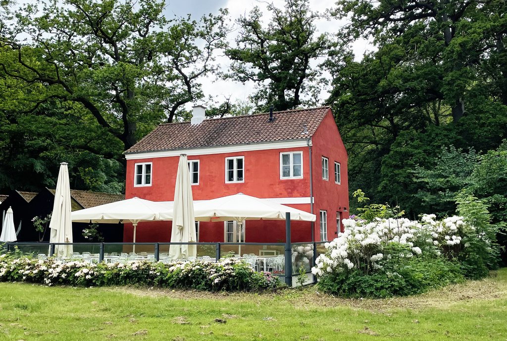 Den Røde Cottage i Klampenborg er en historisk bygning midt i skoven