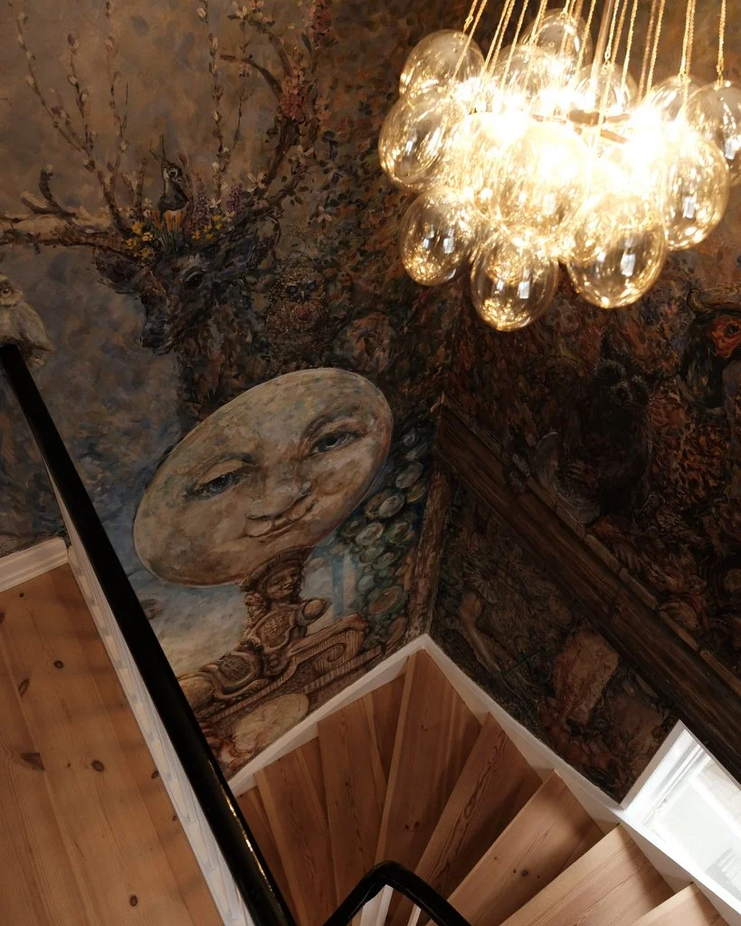 Trapperummet på Den Røde Cottage er malet i 1996 af kunstneren Jeppe Hein.