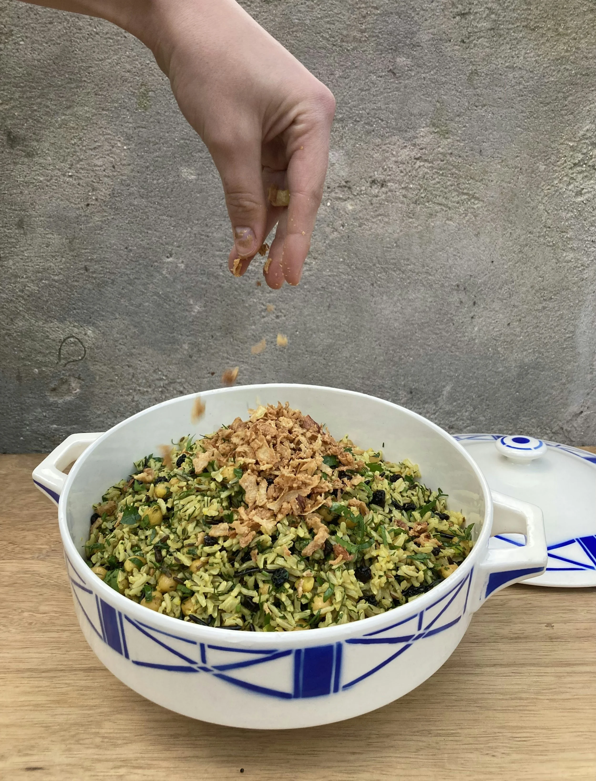 Salade van gemengde rijst en kerrie-kikkererwten