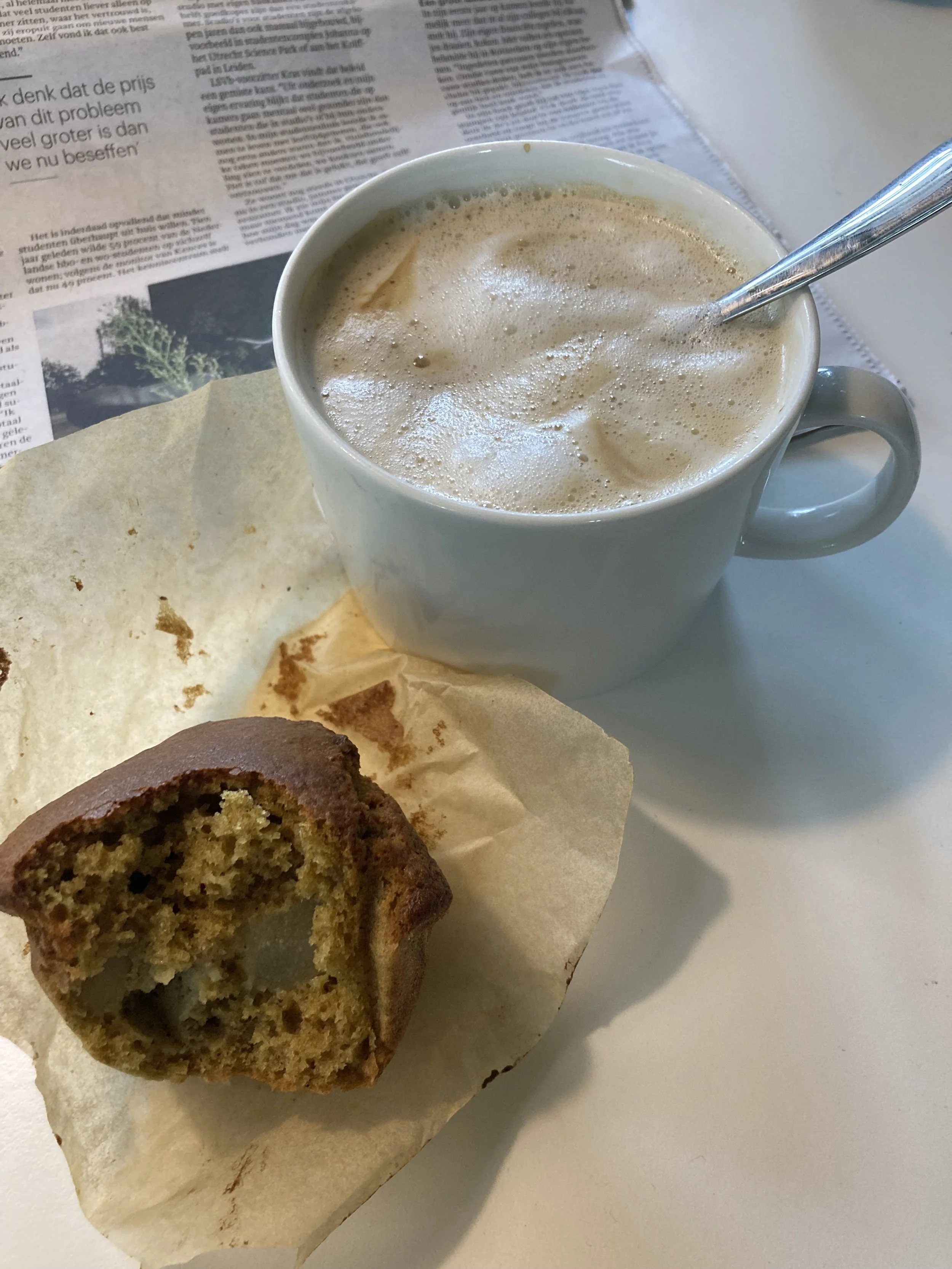 muffin met peer en kardemon