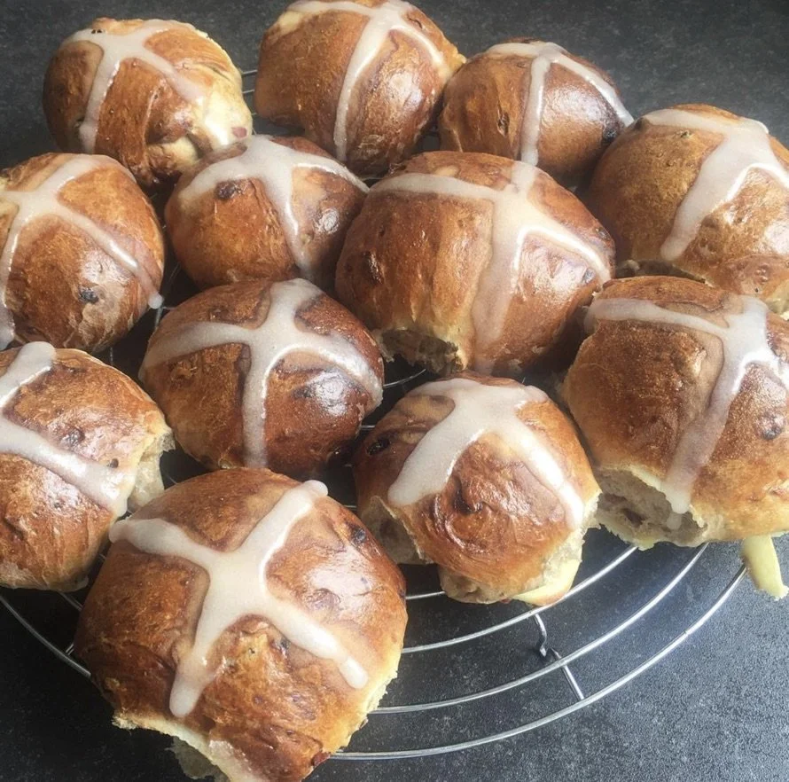 Gekleurde bladerdeeggebakjes met een glazuurlaag op een rooster.