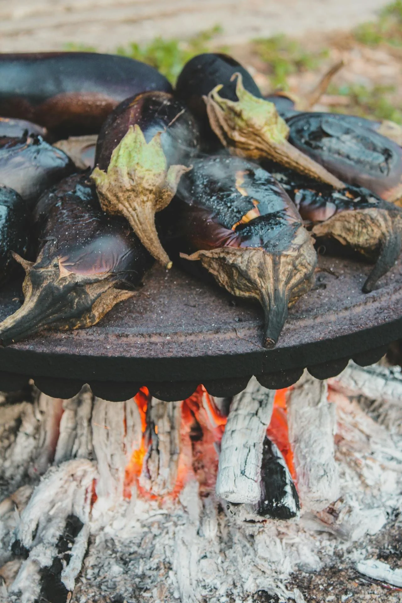 Groenten worden gegrild op een barbecue boven gloeiende houtskool.