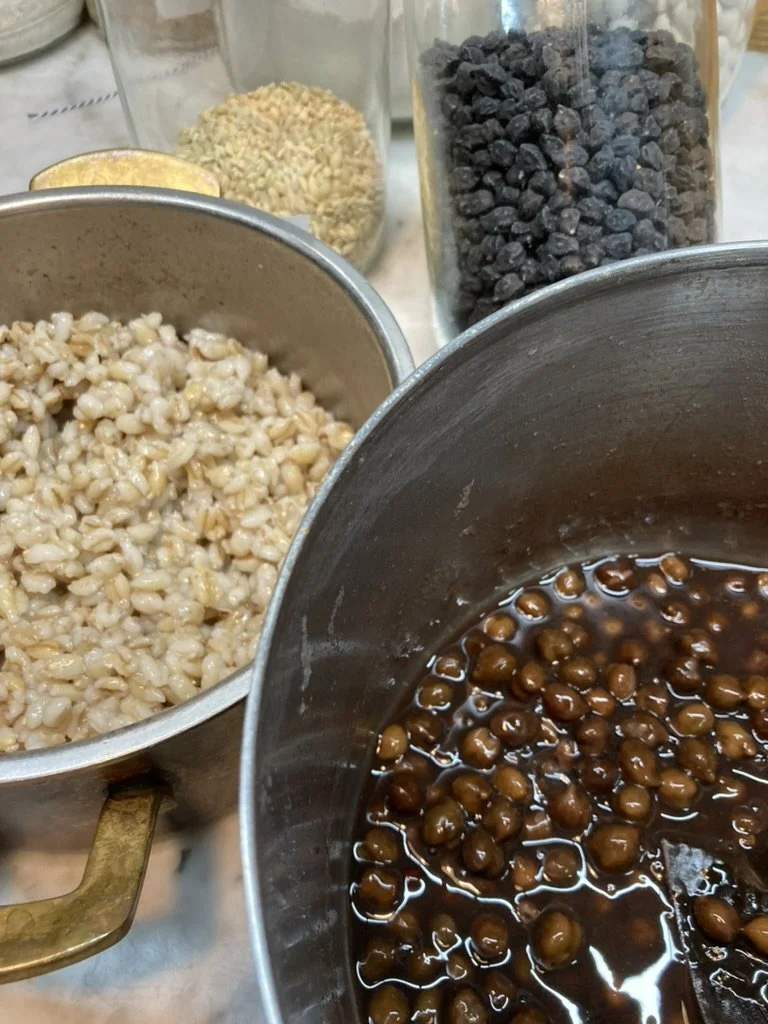 Kleuren van verschillende ingrediënten zoals gekookte rijst, zwarte bonen, en andere gedroogde zaden of peulvruchten in glazen potten