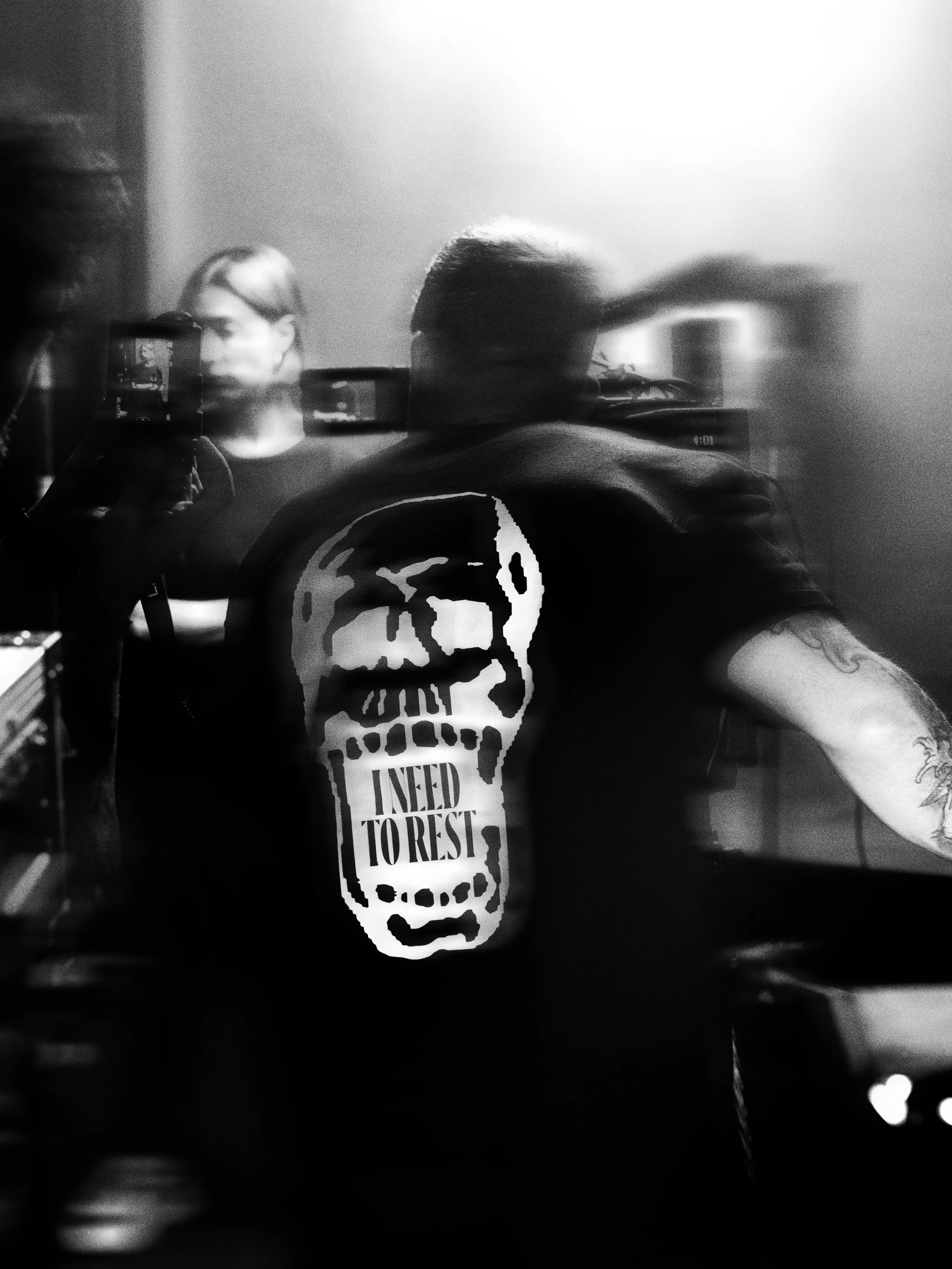 CAMISETA "I NEED TO REST"