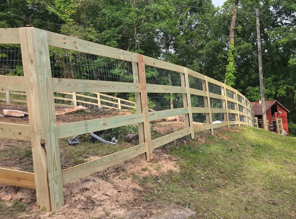 Fresh 6ft tall garden fence wrapped up for another happy customer in #dahlonega! 
Call or text today for your free quote
📞 706-973-8126
🌐 www.faithlinefenceco.com
&bull;
&bull;
#faithlinefenceco #localcontractor #fencing #homeimprovement