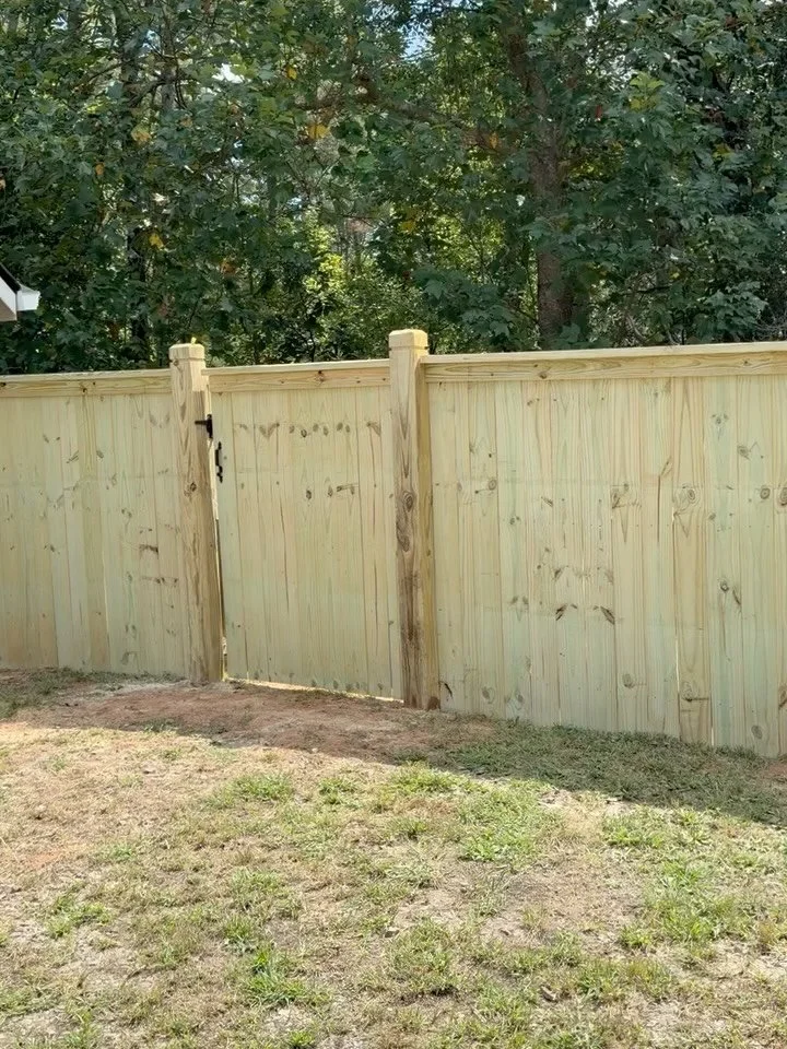 Big thanks to Mr. Larry in #MarbleHillGA for trusting us with this capped privacy fence! We appreciate the opportunity to do the work and couldn&rsquo;t be happier with how this one turned out.

Built right, built to last, and another happy homeowner