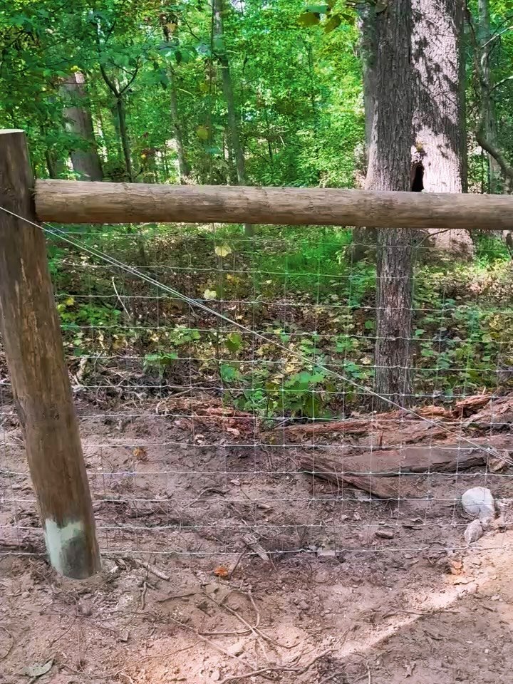 Roughly 2,000ft of hog wire fence, done! 💪🏼 

Whether you need fencing done for animals or pasture, we&rsquo;ve got you covered! No project is too big or too small. 

📱 Call or text us at 706-973-8126 for a free and honest estimate! 
#hogwire #agr
