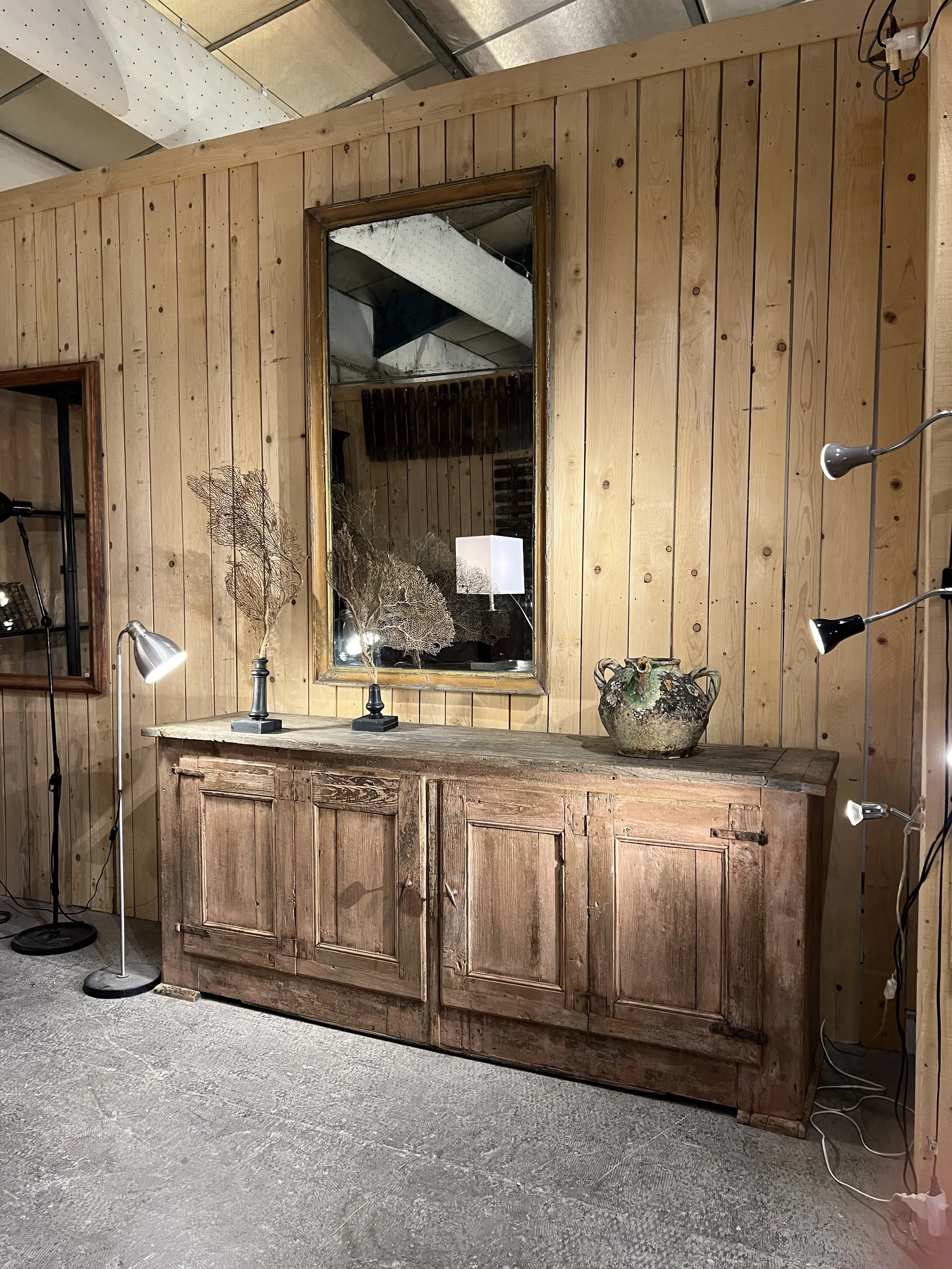 antique gallery in isle sur la sorgue