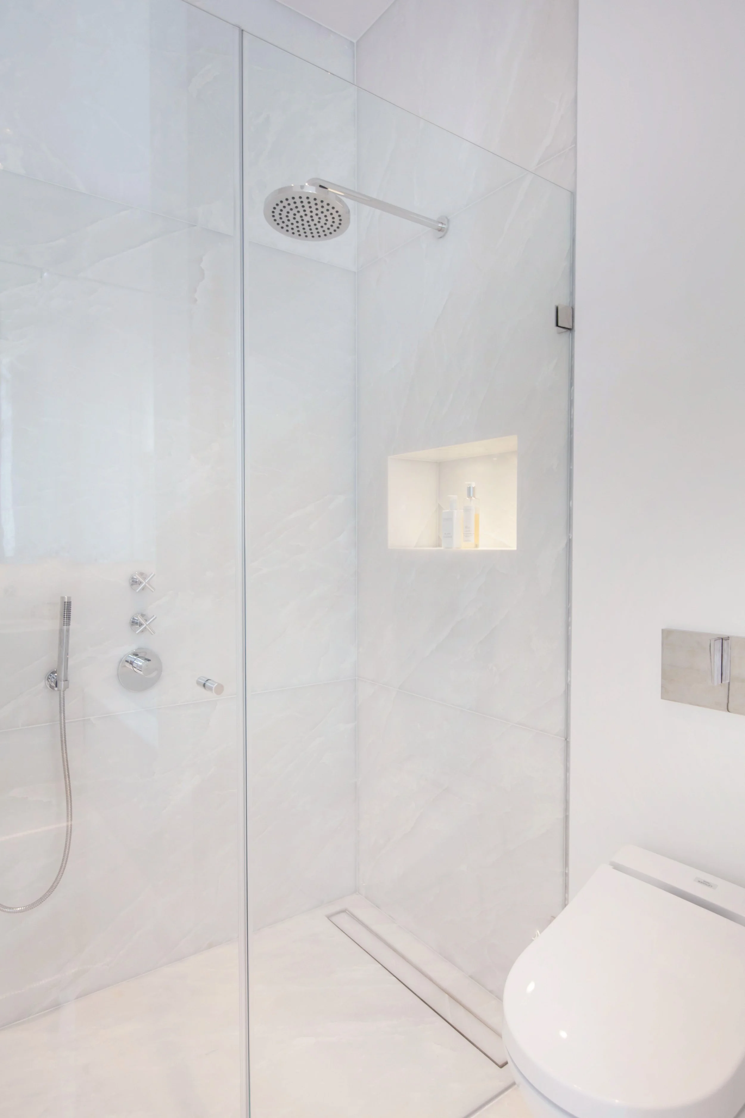 High end, luxury bathroom design, decoration, furniture sourcing, Interior design, interior decoration, architecte d'intérieur, decoratrice, London, timeless, elegant interior, classic contemporary, natural, neutral, handmade, bespoke