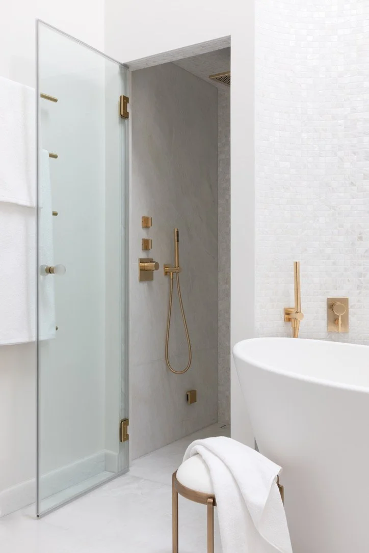 Bespoke, bathroom design, tailor made, high end, luxury design, decoration, furniture sourcing, Interior design, interior decoration, architecte d'intérieur, decoratrice, Provence, London, lighting design, calm, details, vanity design, spa bathroom