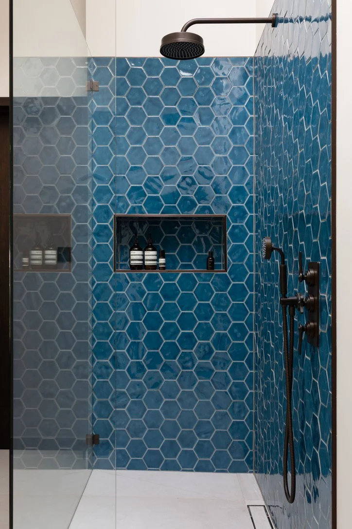 Bespoke, bathroom design, tailor made, high end, luxury design, decoration, furniture sourcing, Interior design, interior decoration, architecte d'intérieur, decoratrice, Provence, London, lighting, calm, details, vanity design, bathroom