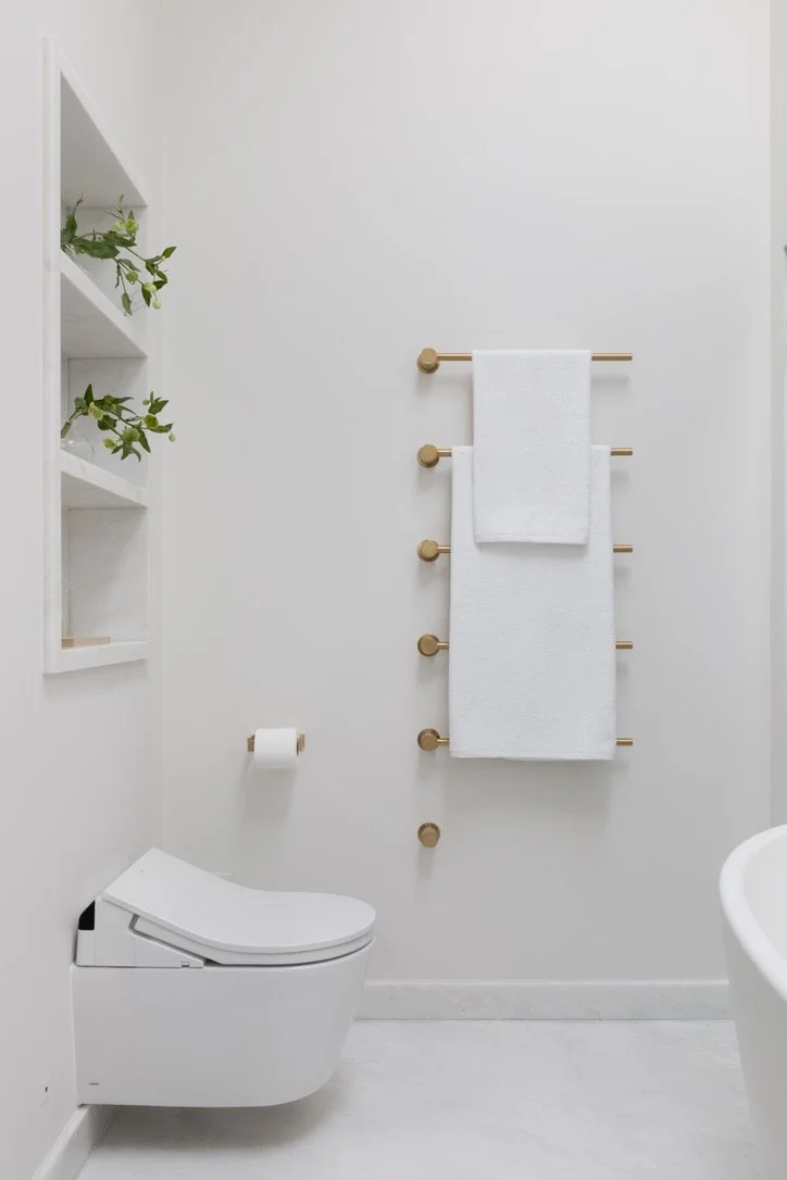 Bespoke, bathroom design, tailor made, high end, luxury design, decoration, furniture sourcing, Interior design, interior decoration, architecte d'intérieur, decoratrice, Provence, London, lighting design, calm, details, vanity design, spa bathroom