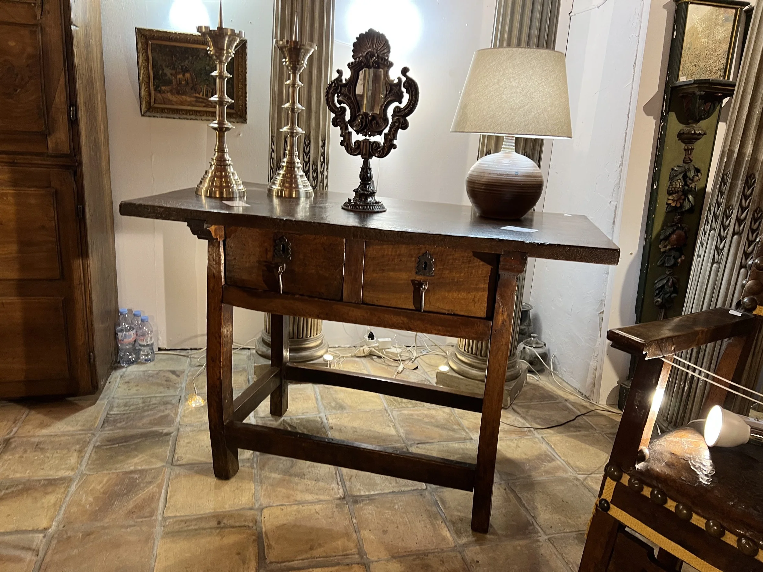 antique gallery in isle sur la sorgue