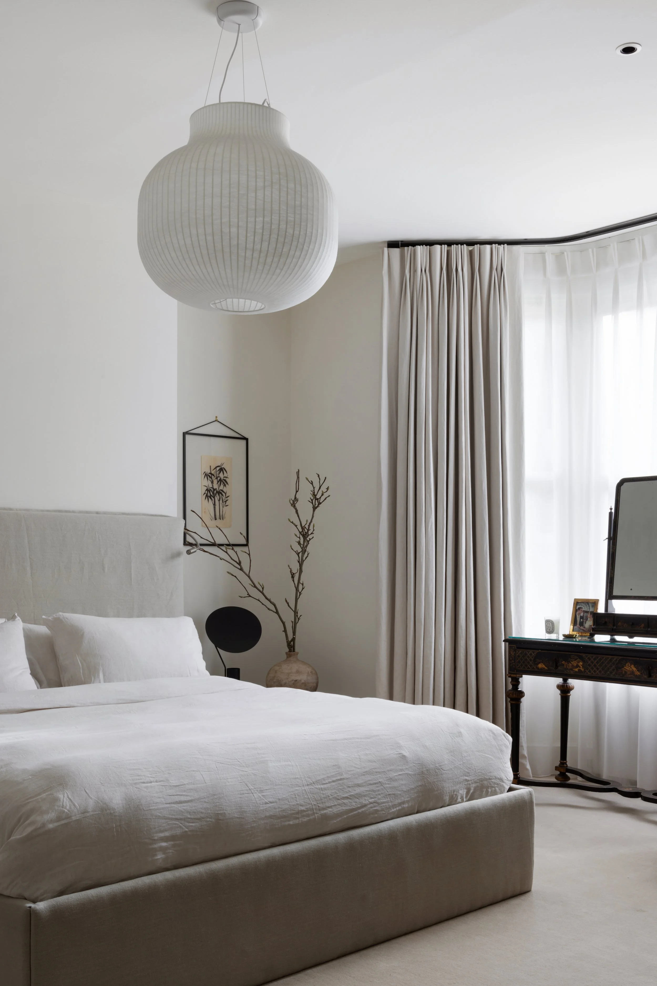 Interior design, interior decoration, architecte d'intérieur, decoratrice, Provence. Calm elegant interior, natural textiles, natural materials, neutral palette, classical, clean lines.