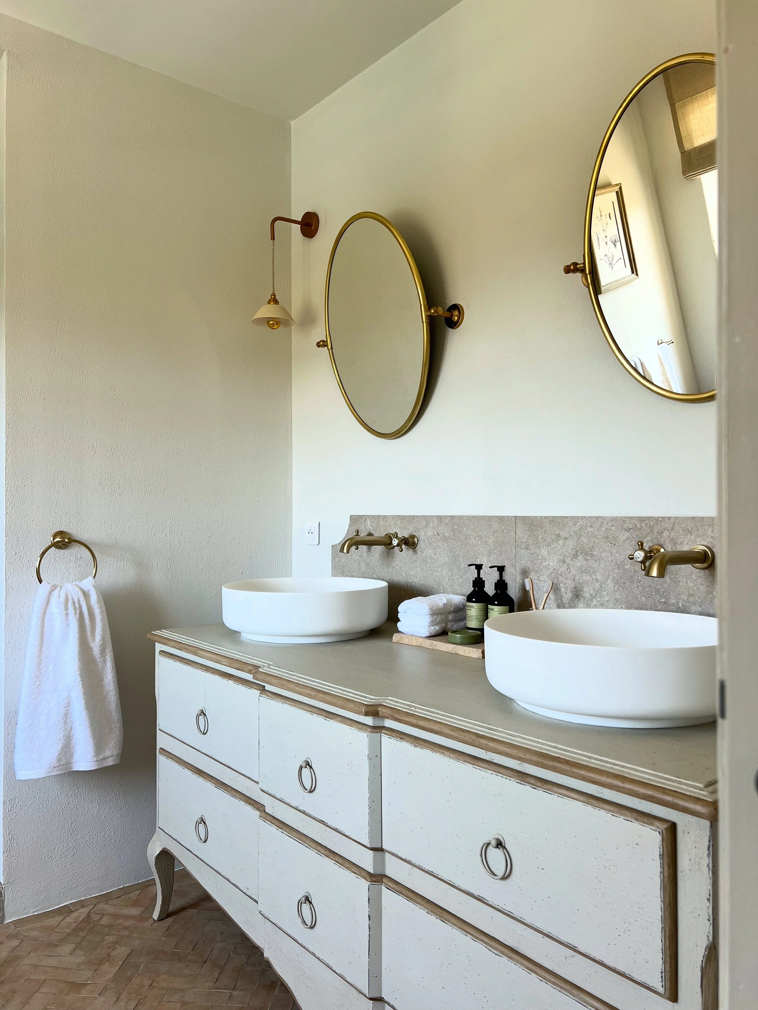 bespoke vanity, antique style, white round basins, brass taps, mirrors, enamoura lights, white towels, zen, sanctuary, calm, natural, wellness