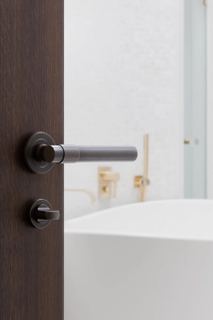 Bespoke, bathroom design, tailor made, high end, luxury design, decoration, furniture sourcing, Interior design, interior decoration, architecte d'intérieur, decoratrice, Provence, London, lighting design, calm, details