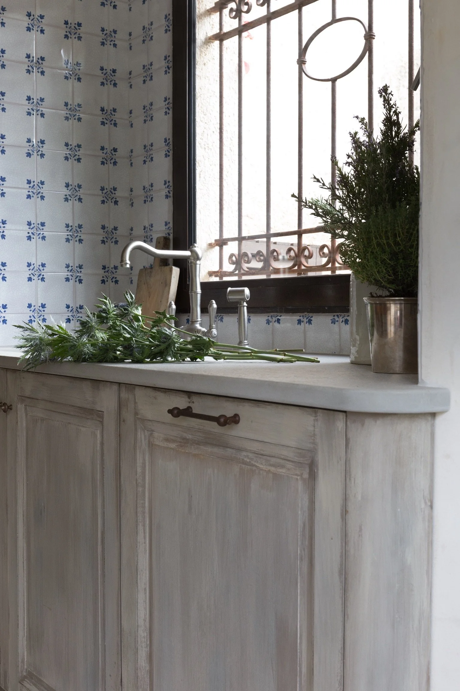 Kitchen design, Bespoke joinery, traditional detailing, made to order, designer, interior design, furniture, rustic, colours, luxury, high end, Provencal interior, interior design, decoration, decoratrice d'interierieur