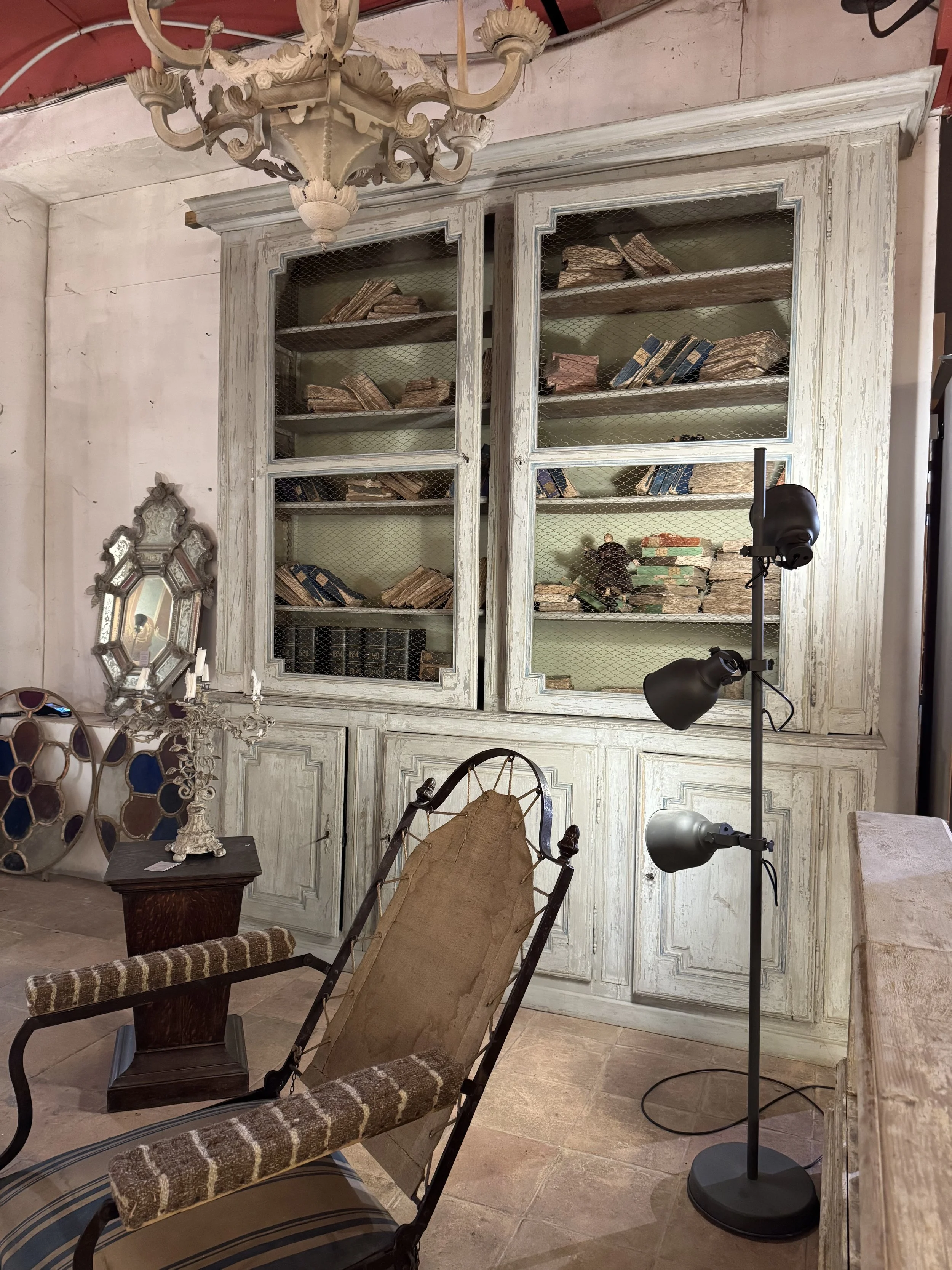 antique gallery in isle sur la sorgue