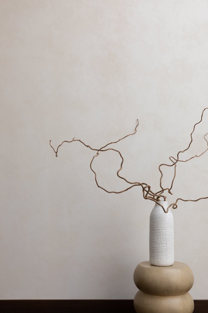 A white textured ceramic vase with twisted dried branches, wabi sabi, texture, plants, decoration, styling, interior, decoratrice.
